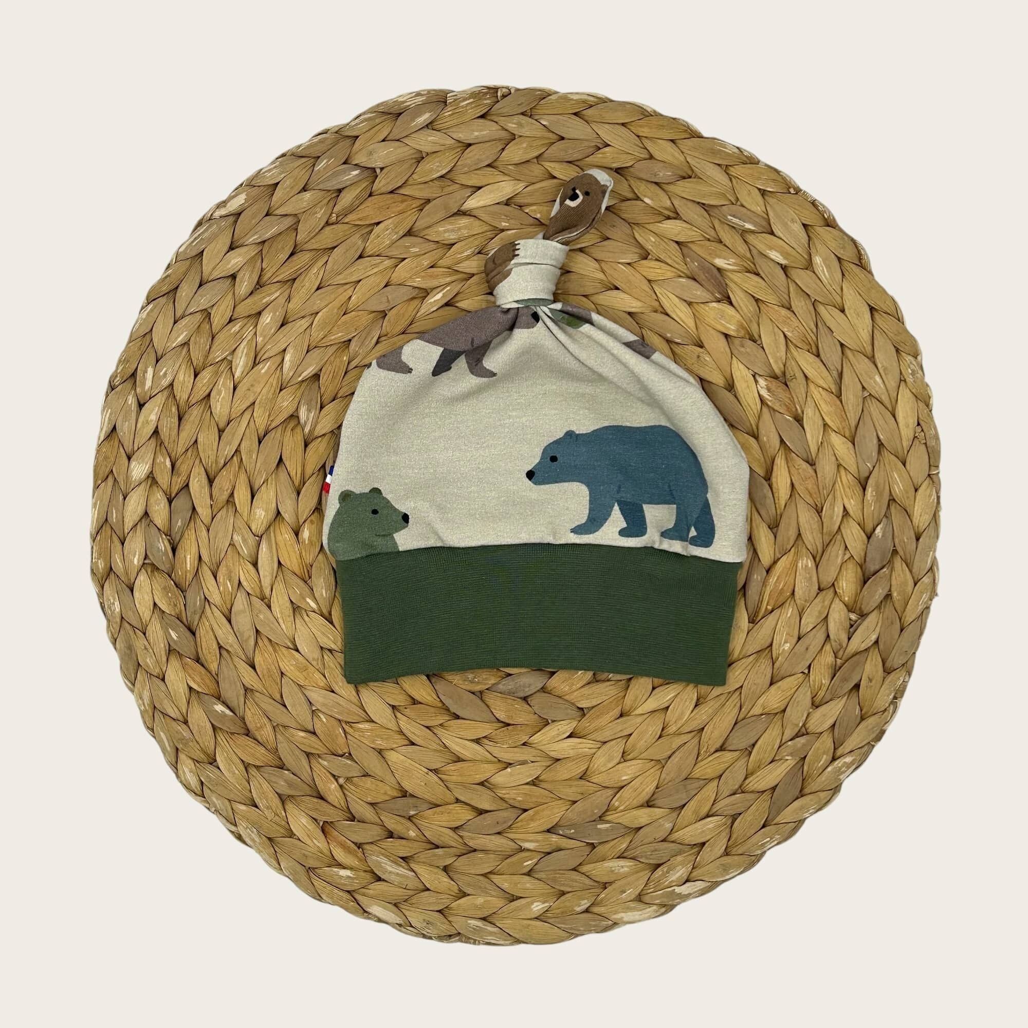 Ernest trug einen geknoteten Hut