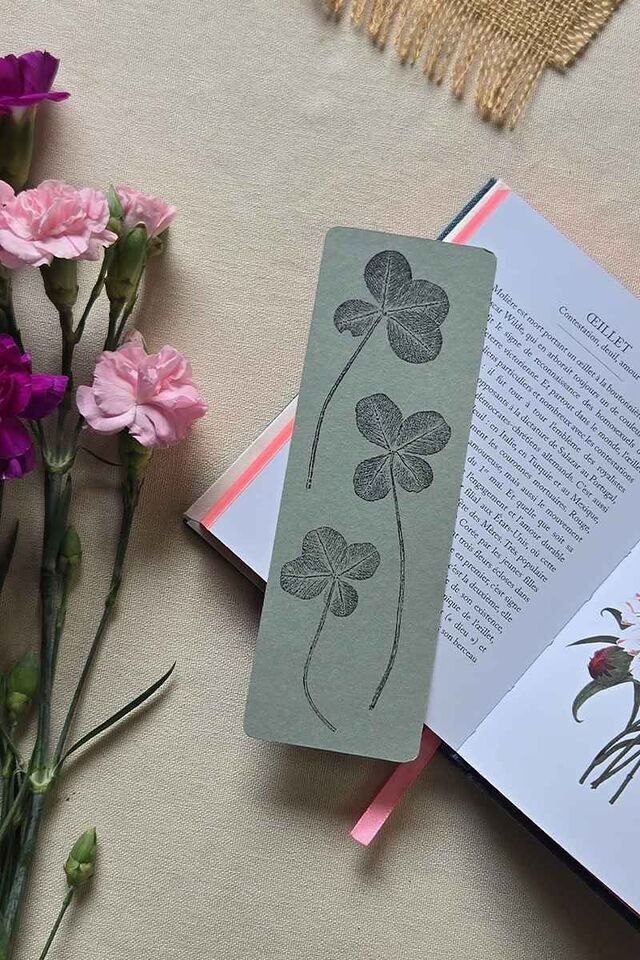 Marque-página botánica en impresión végétale minimalista - 3 trèfle à quatre feuilles
