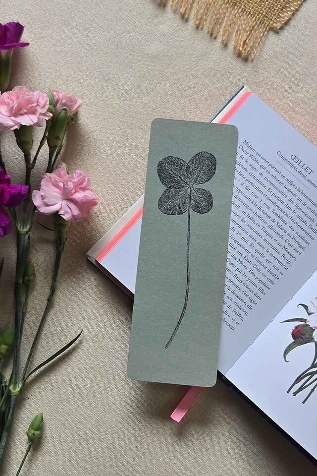 Marque-página botánica en impresión végétale minimalista - Trèfle à 4 feuilles