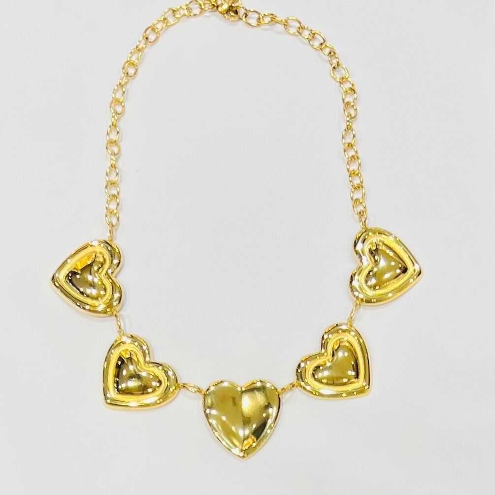 Collana in acciaio con cinque cuori dorati bombati