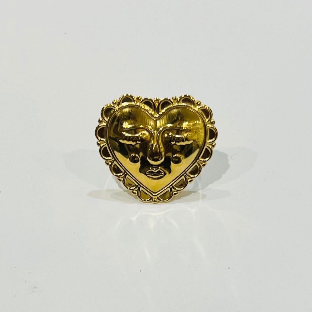 Anello in acciaio placcato oro con quadrante e cuore scolpiti.