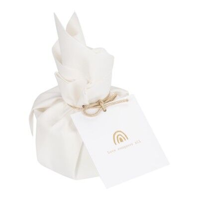 BIG GIFTWRAPPED CANDLE 'Love conquers all'