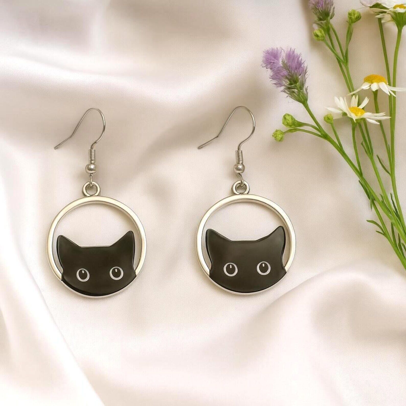 Orecchini a forma di gatto nero con montatura rotonda in argento