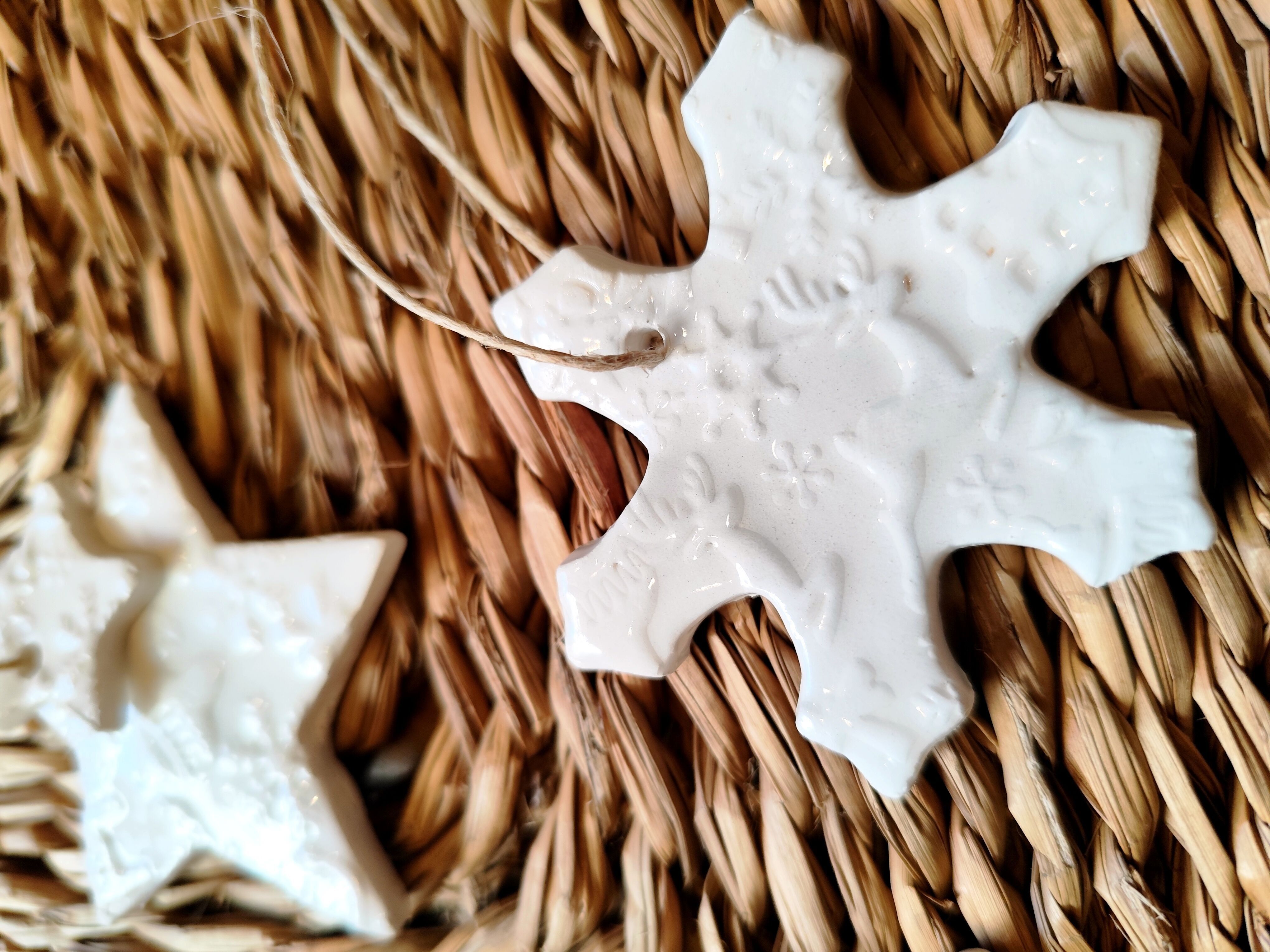 CIONDOLI NATALIZI IN CERAMICA FATTI A MANO