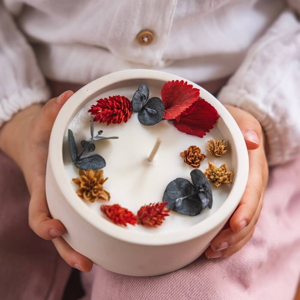 Weihnachtskerze mit Blumen