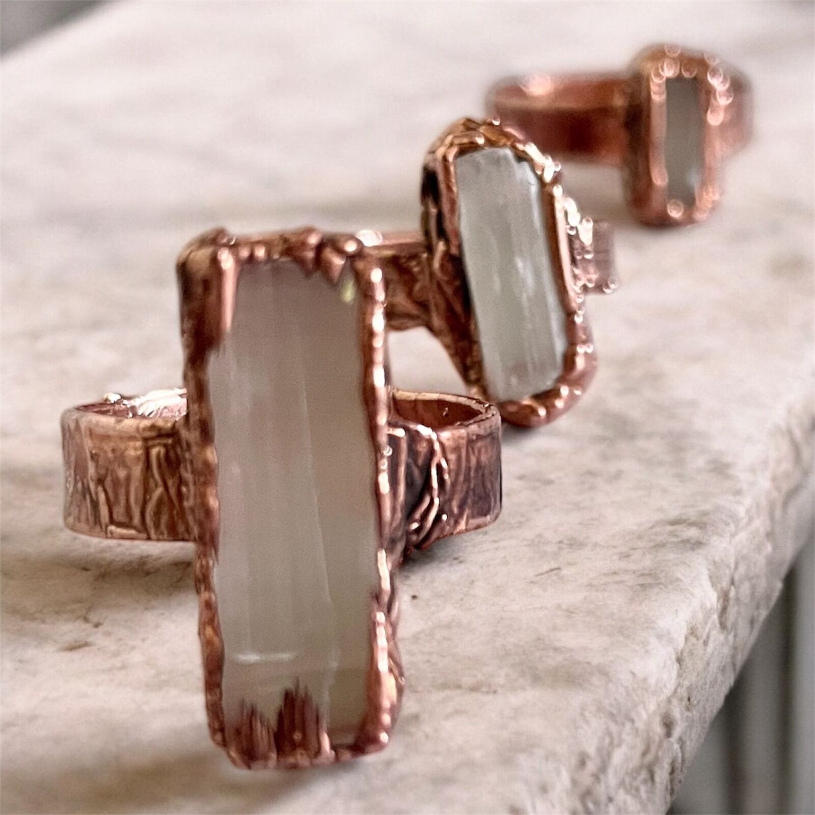 Anello in rame elettroformato con selenite — Arcadia’s Boutique