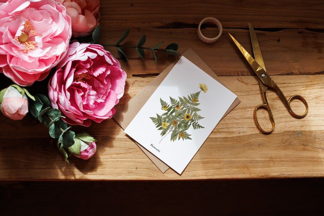 Postkarte mit gelbem Weihnachtsbaum