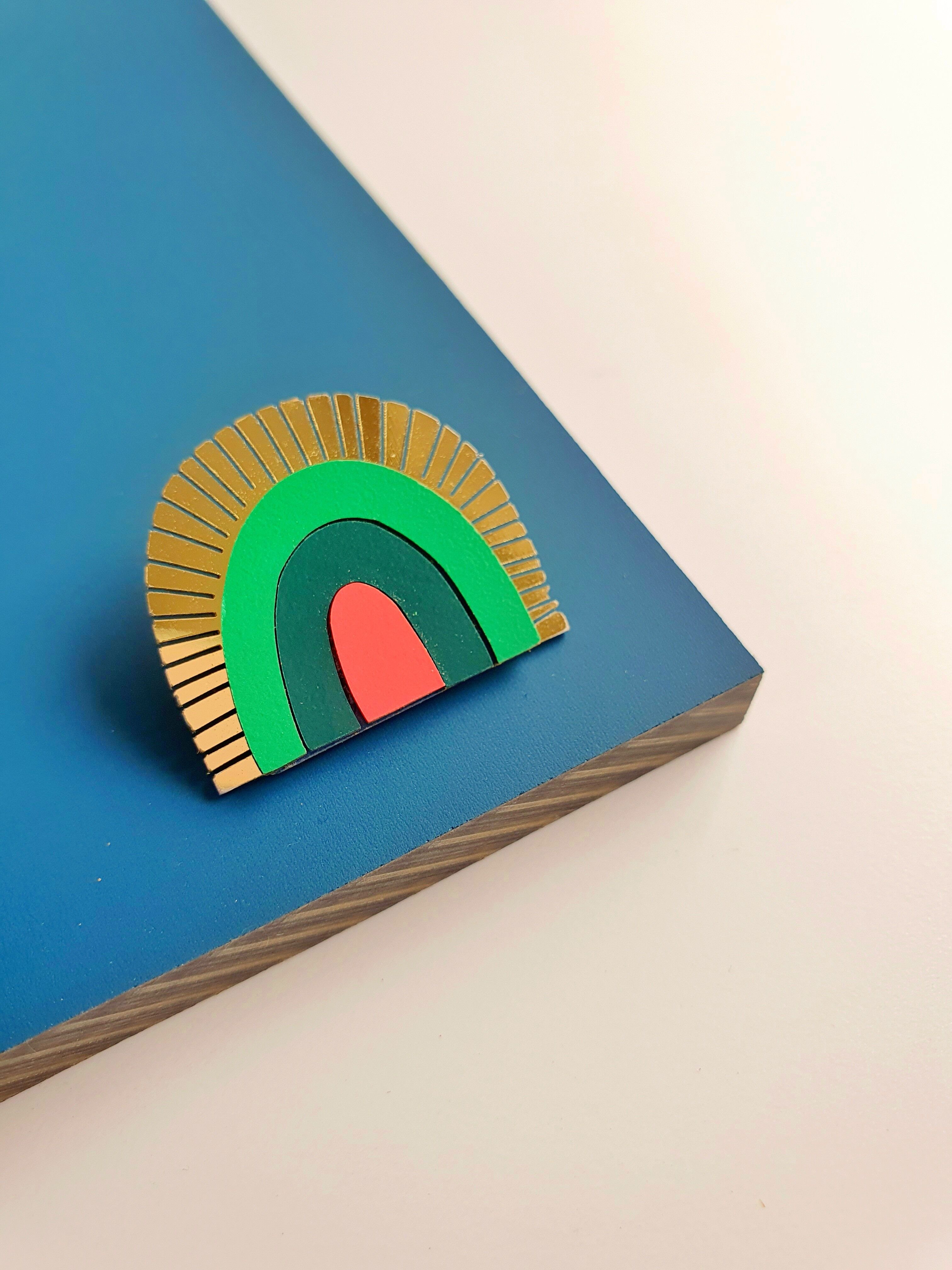 Lustige und skurrile geometrische grüne Regenbogenbrosche *BAM* aus Resopal - handgefertigt in Frankreich