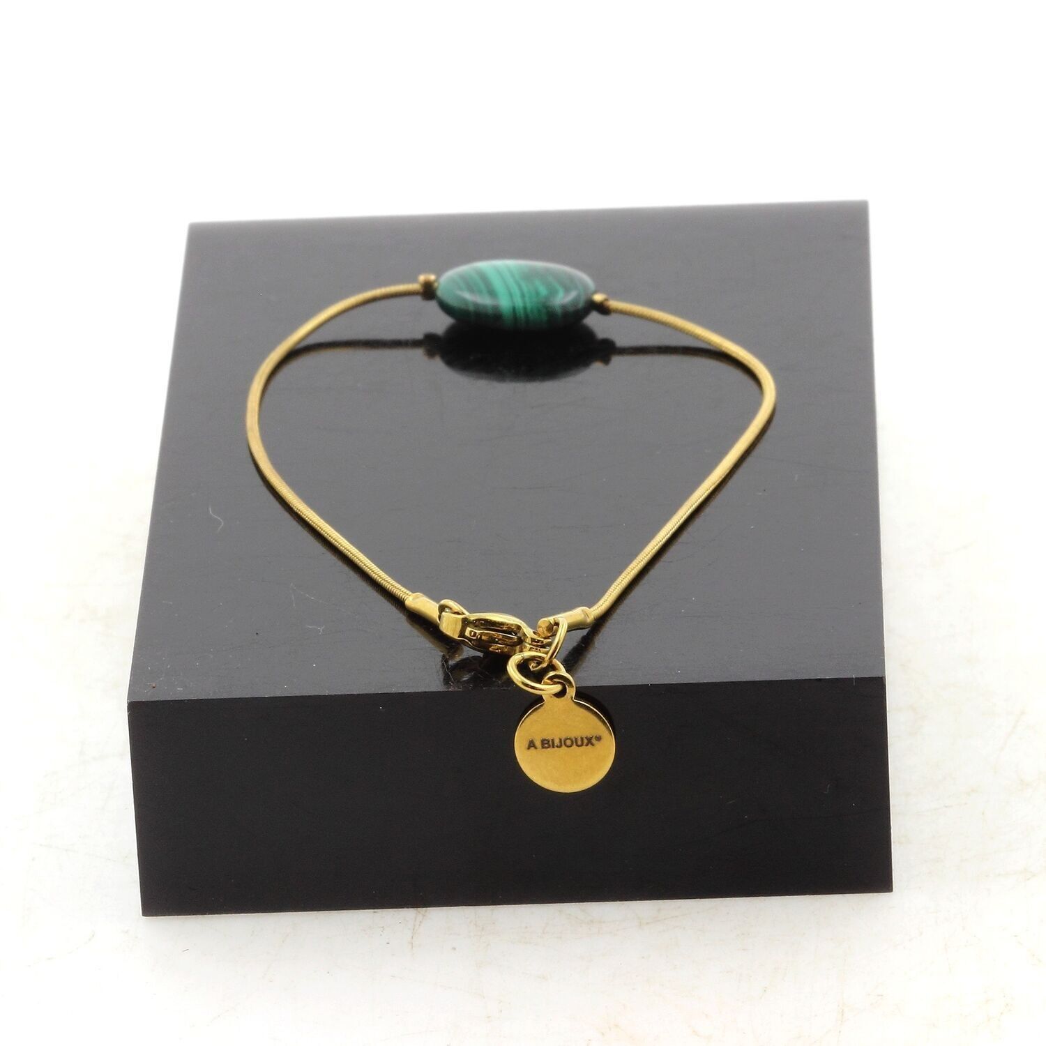Bracciale in acciaio inossidabile placcato oro con 1 perla ovale di malachite 10x14 mm. Fatto in Francia