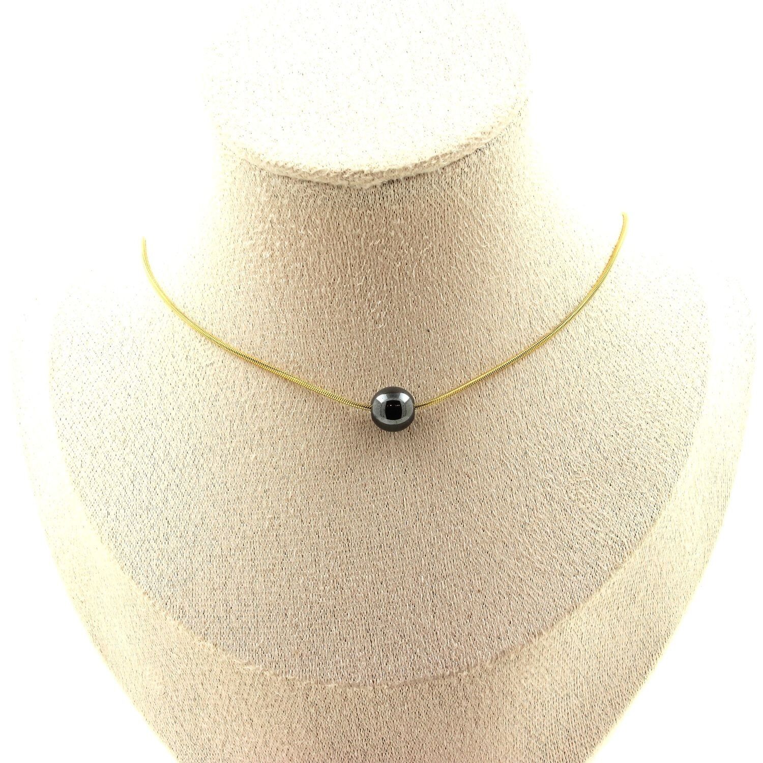 Halskette mit 1 Hämatitperle, 8 mm, an einer vergoldeten Edelstahlkette. Hergestellt in Frankreich