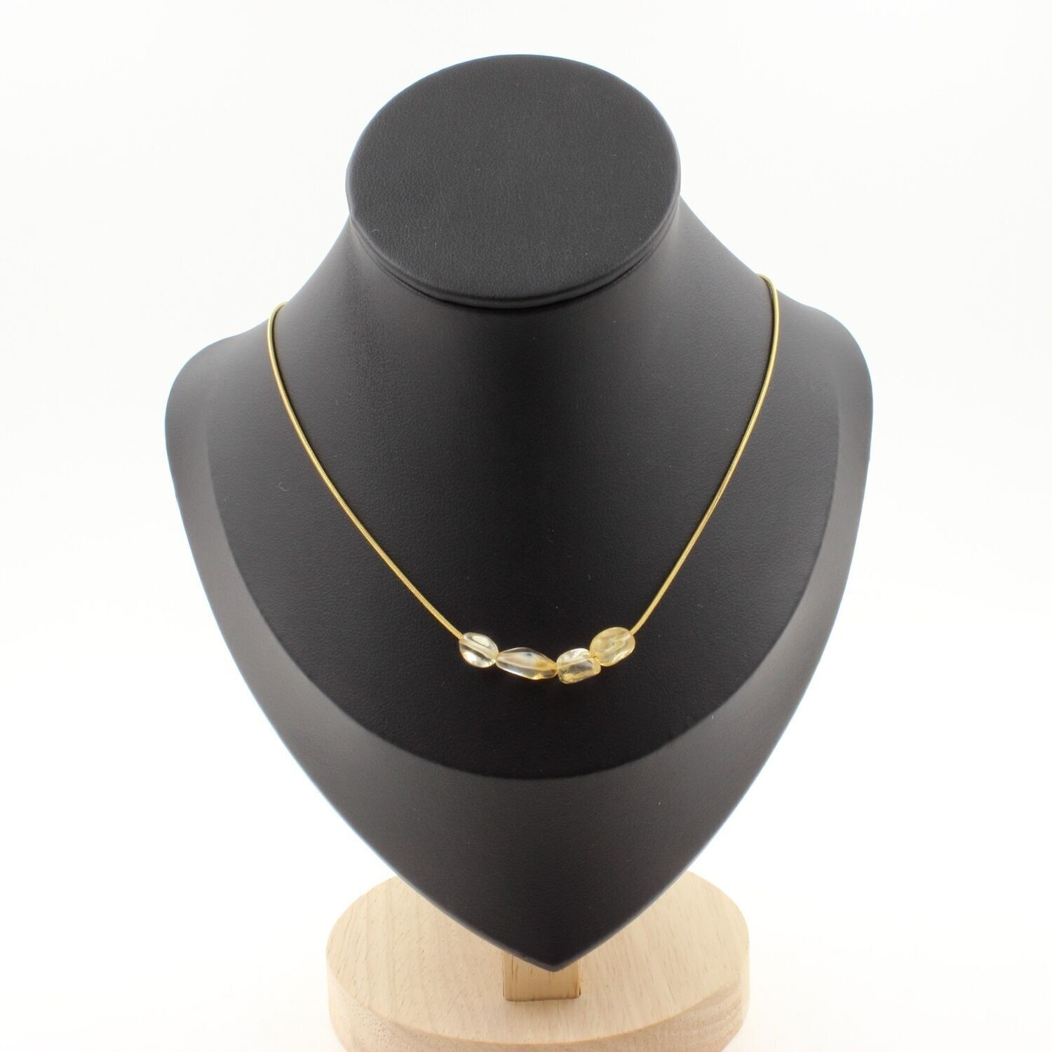 Halskette mit 4 brasilianischen Citrinperlen an einer Edelstahl-Goldkette. Hergestellt in Frankreich