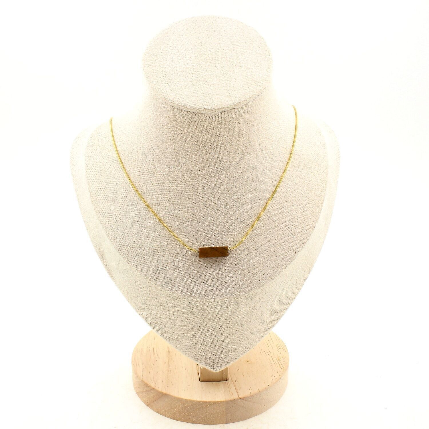 Halskette mit einer rechteckigen Tigerauge-Perle (13 mm) an einer goldfarbenen Edelstahlkette. Hergestellt in Frankreich