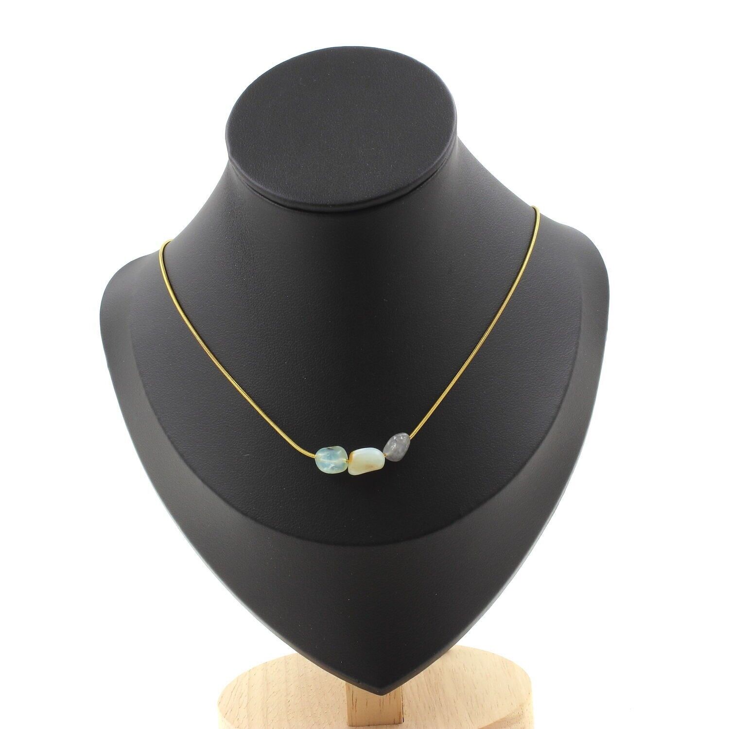 Halskette mit 3 mehrfarbigen australischen Opalperlen an einer goldfarbenen Edelstahlkette. Hergestellt in Frankreich