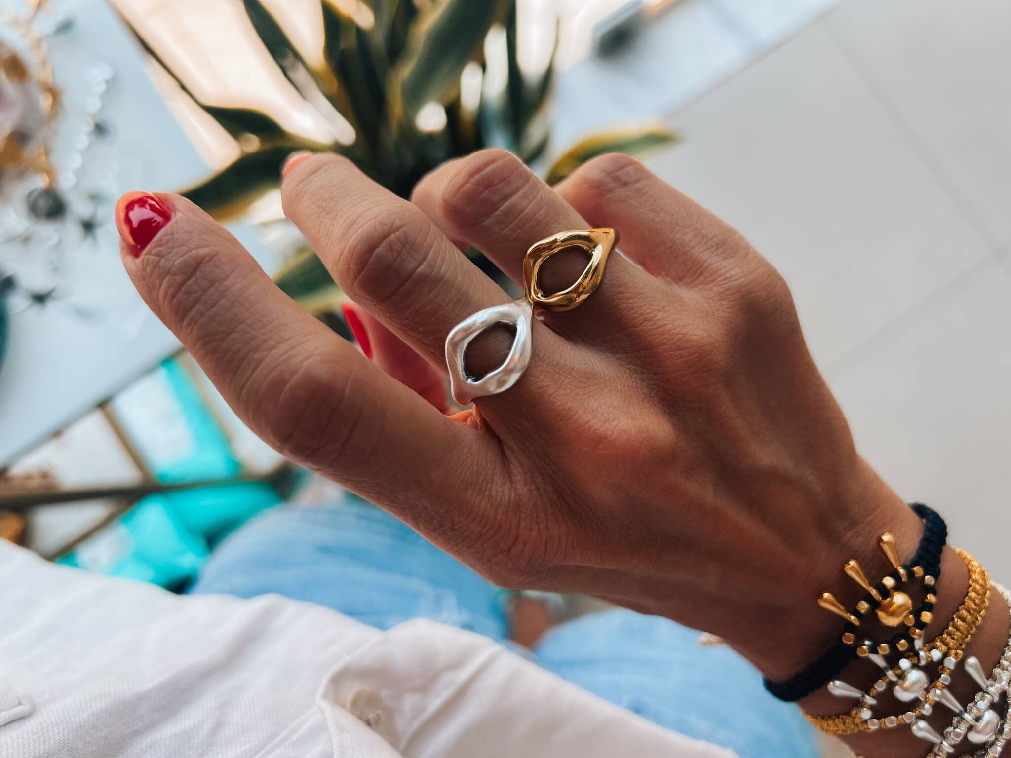 Anelli di forma organica in oro e argento