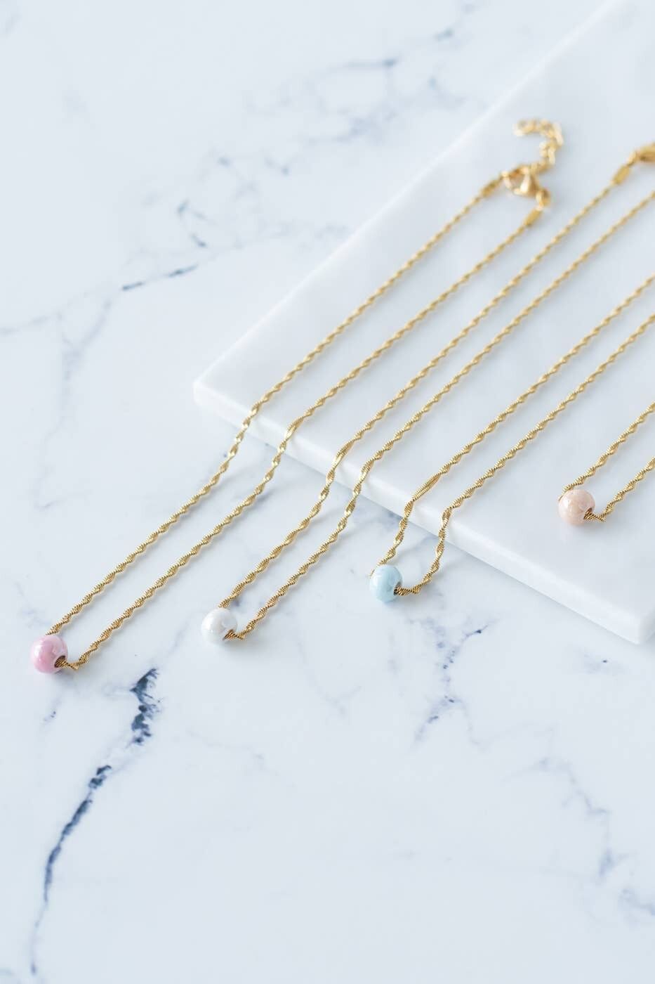 Collana dorata con perline in ceramica Lucky