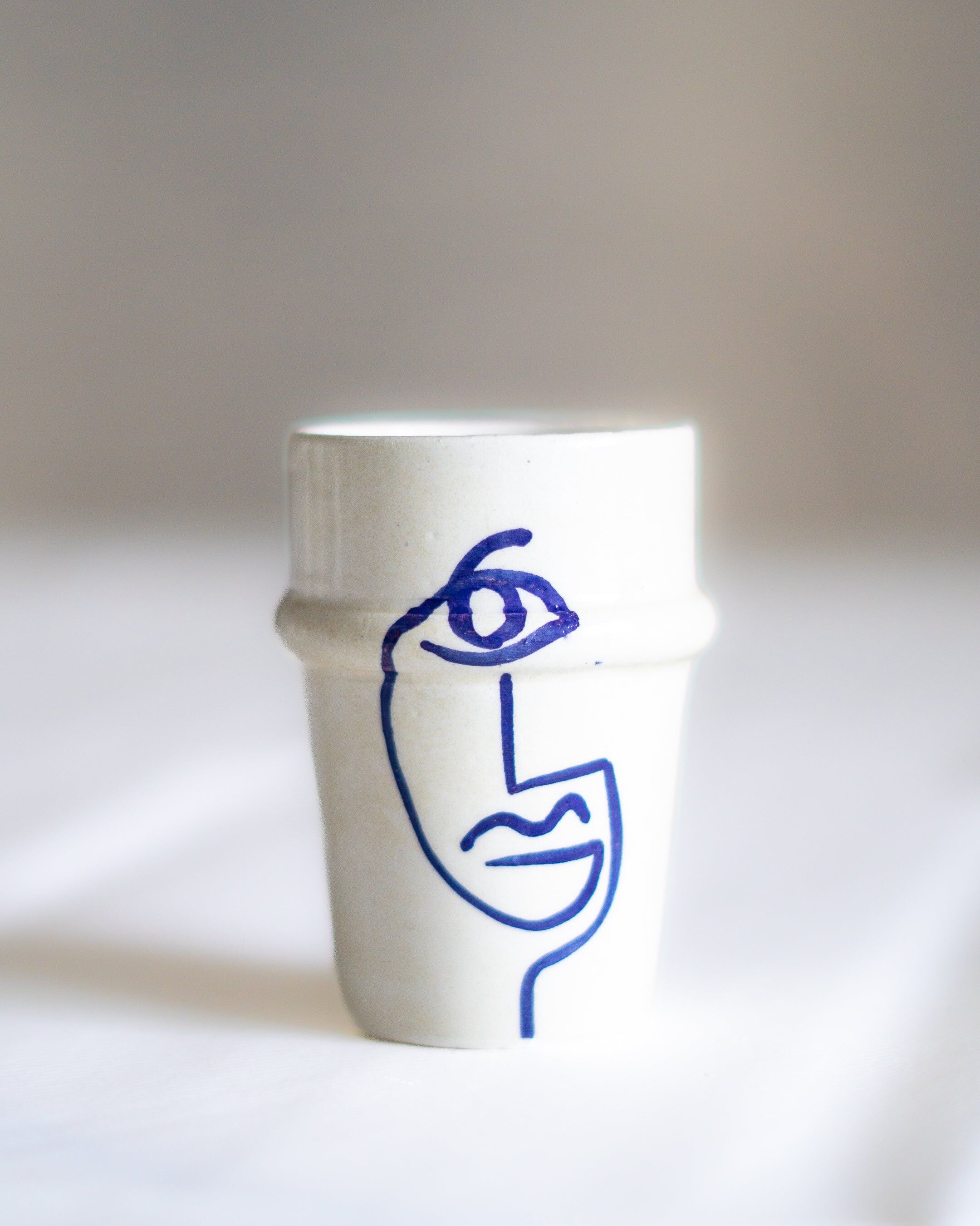 Cristal Beldi marroquí artesanal en cerámica blanca y azul.