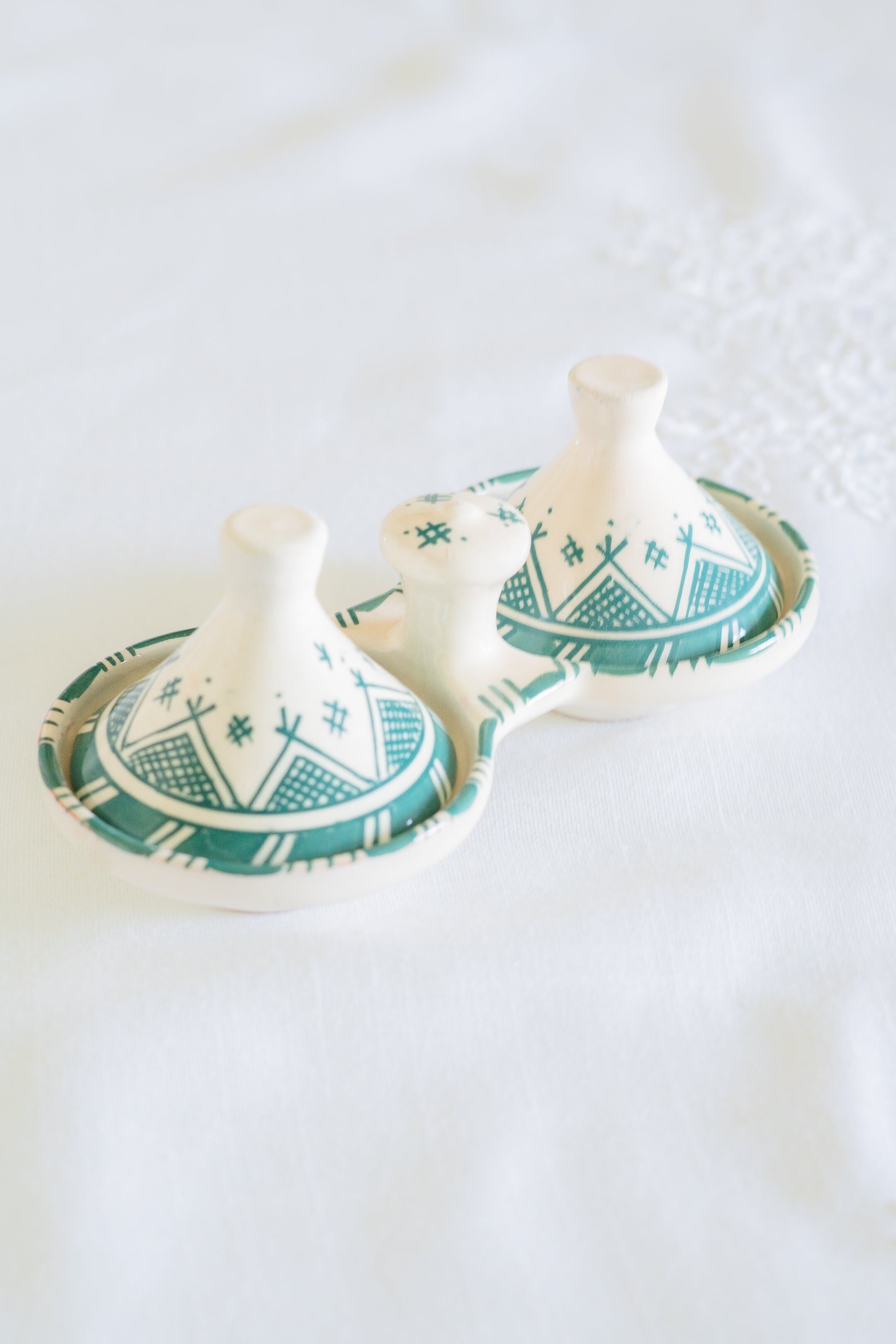 Salero doble artesanal, verde y blanco