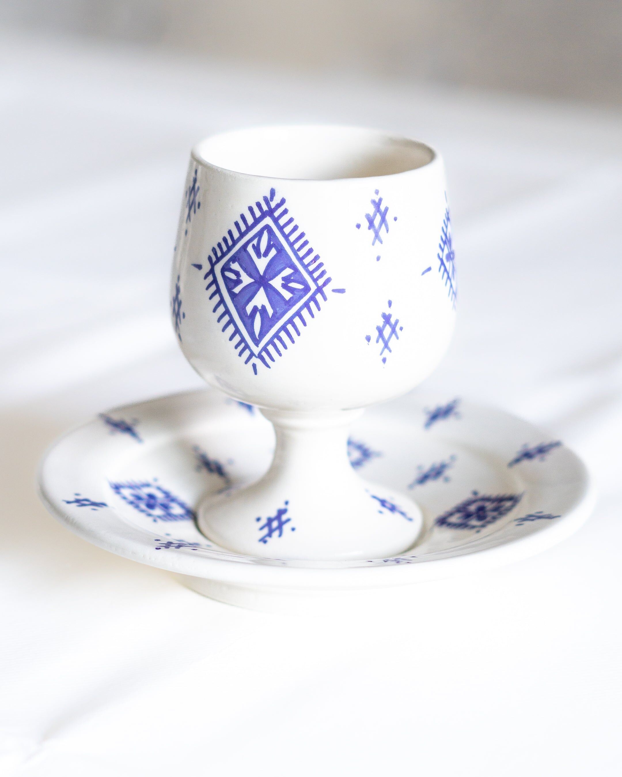 Vaso de kidush marroquí azul y blanco hecho a mano con platillo a juego