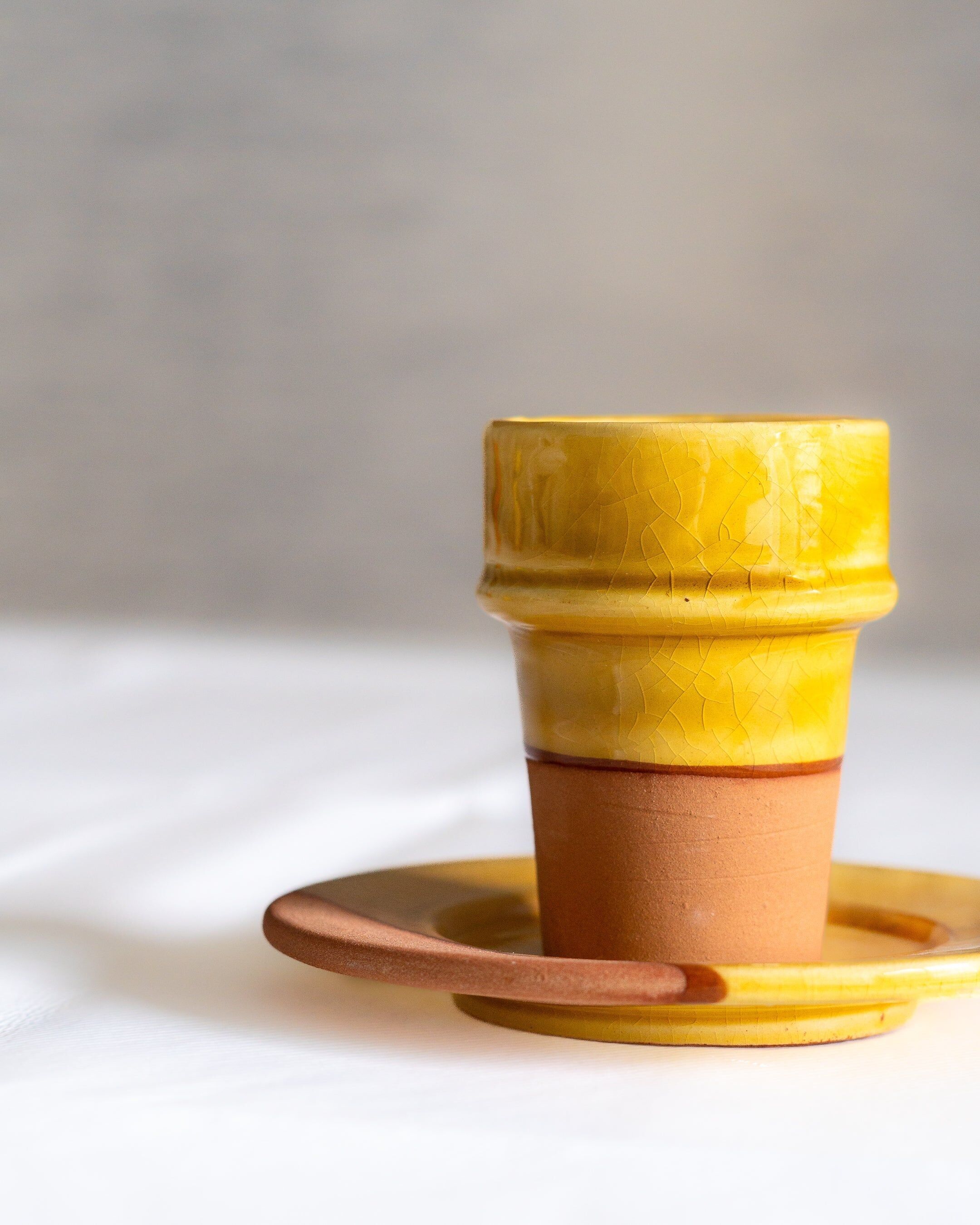 Tasse à café jaune doré beldi artisanale en terre cuite