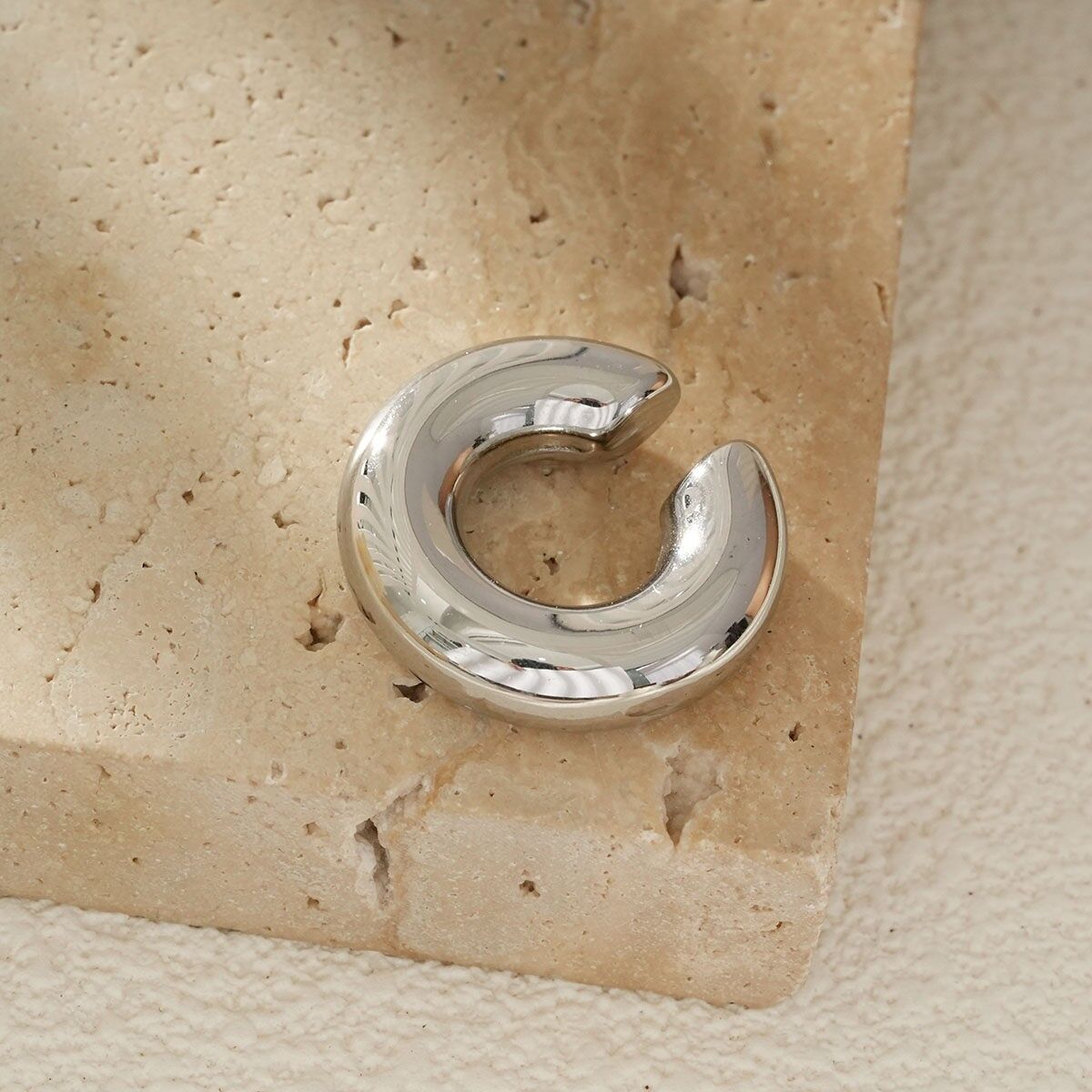 Orecchini in argento con cerchio spesso aperto, design minimalista