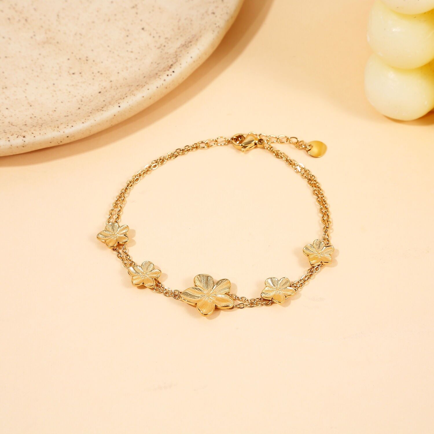 Bracciale a doppia catena in oro con fiori delicati