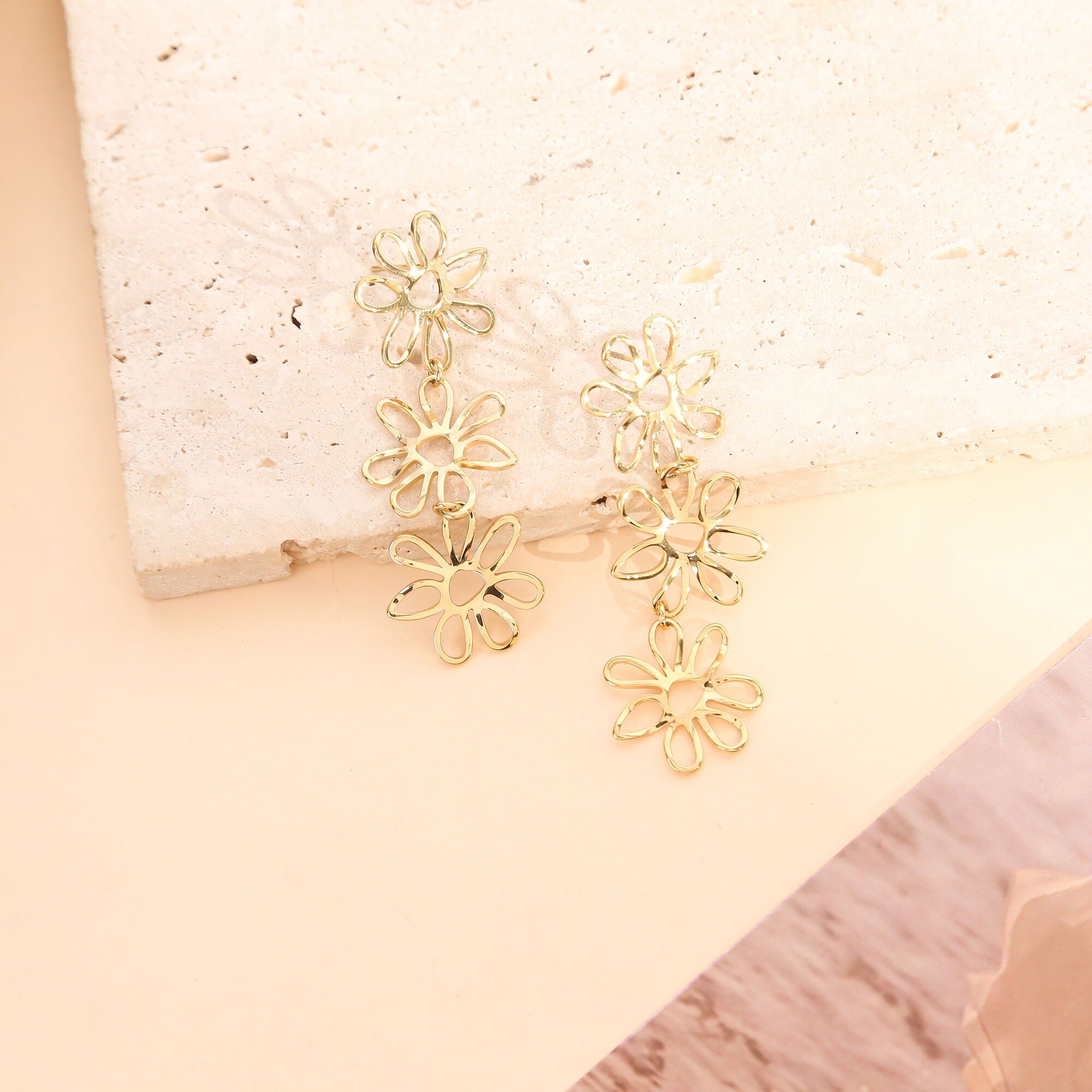 Orecchini pendenti traforati con tre fiori in oro