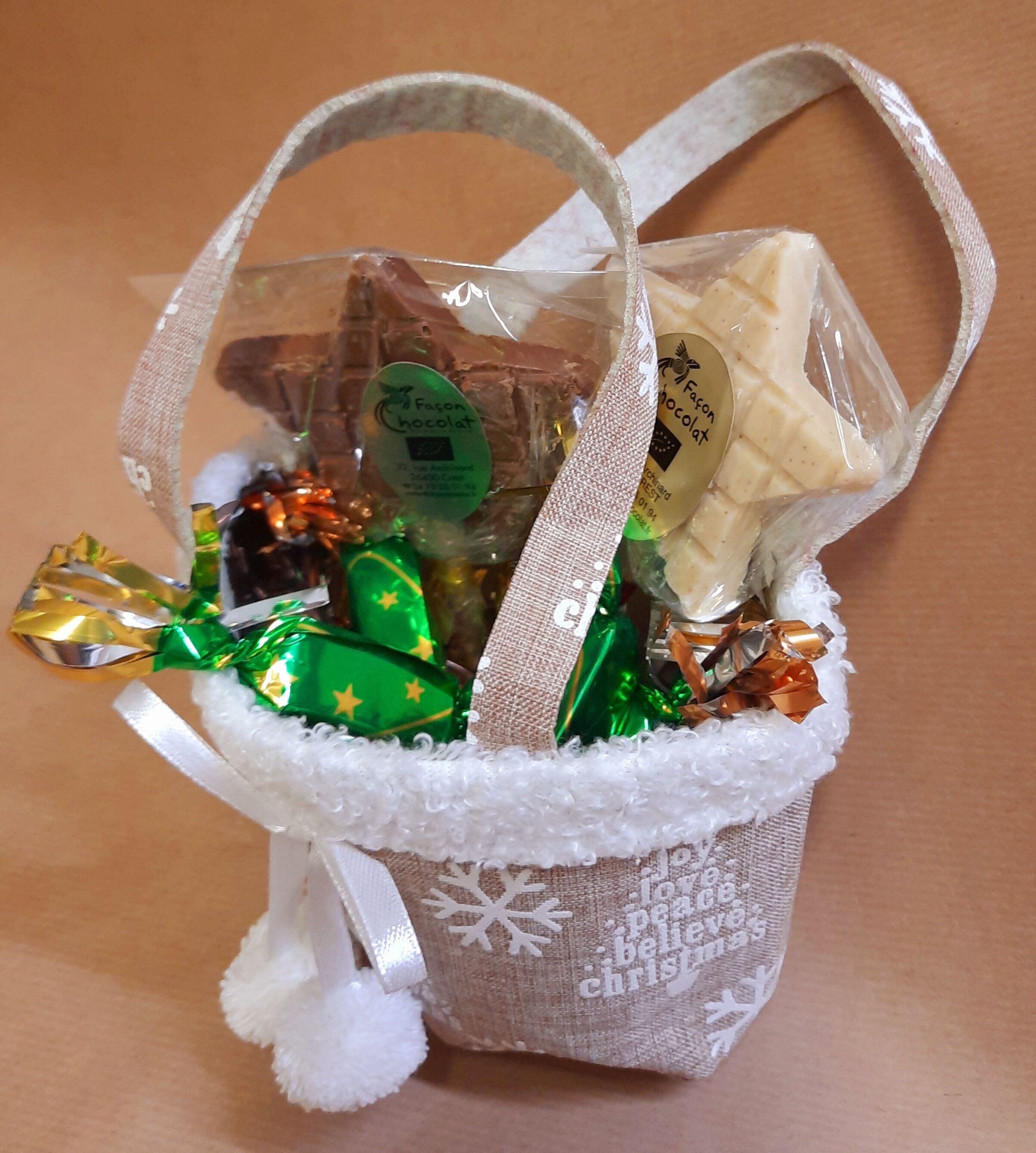 Christmas basket filled with organic and vegan chocolates and lollipops, approx. 160g