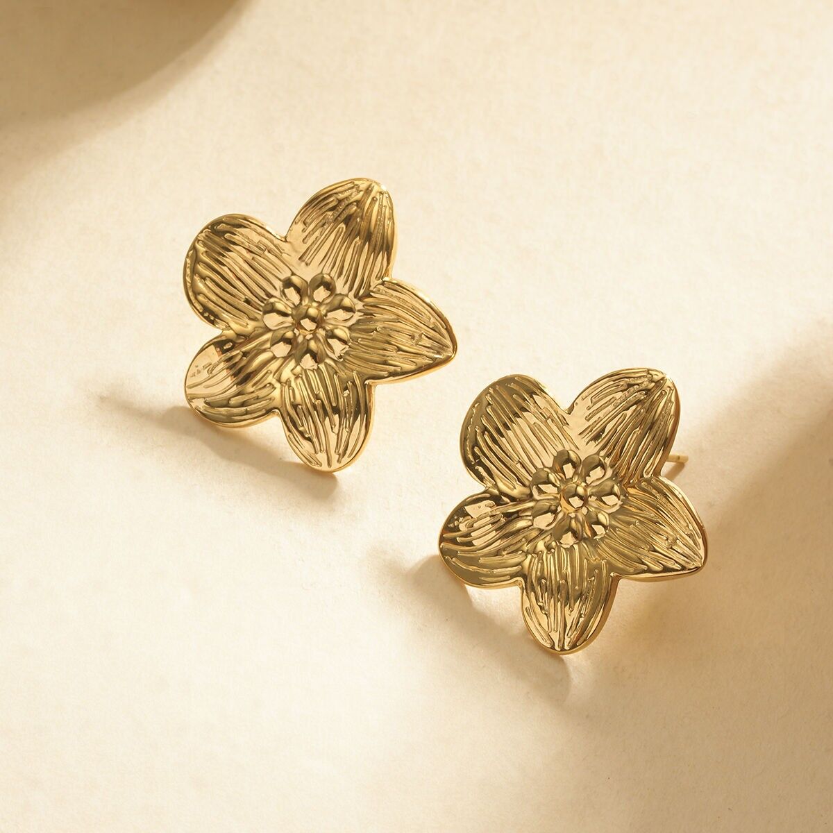 Orecchini in oro con fiori martellati