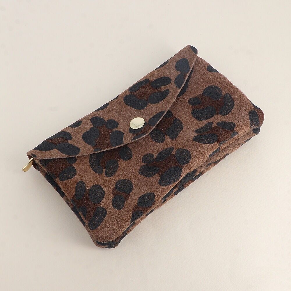 Barcelona clutch – leopard print suede, 1 magnetic button, 1 zip and 3 pockets