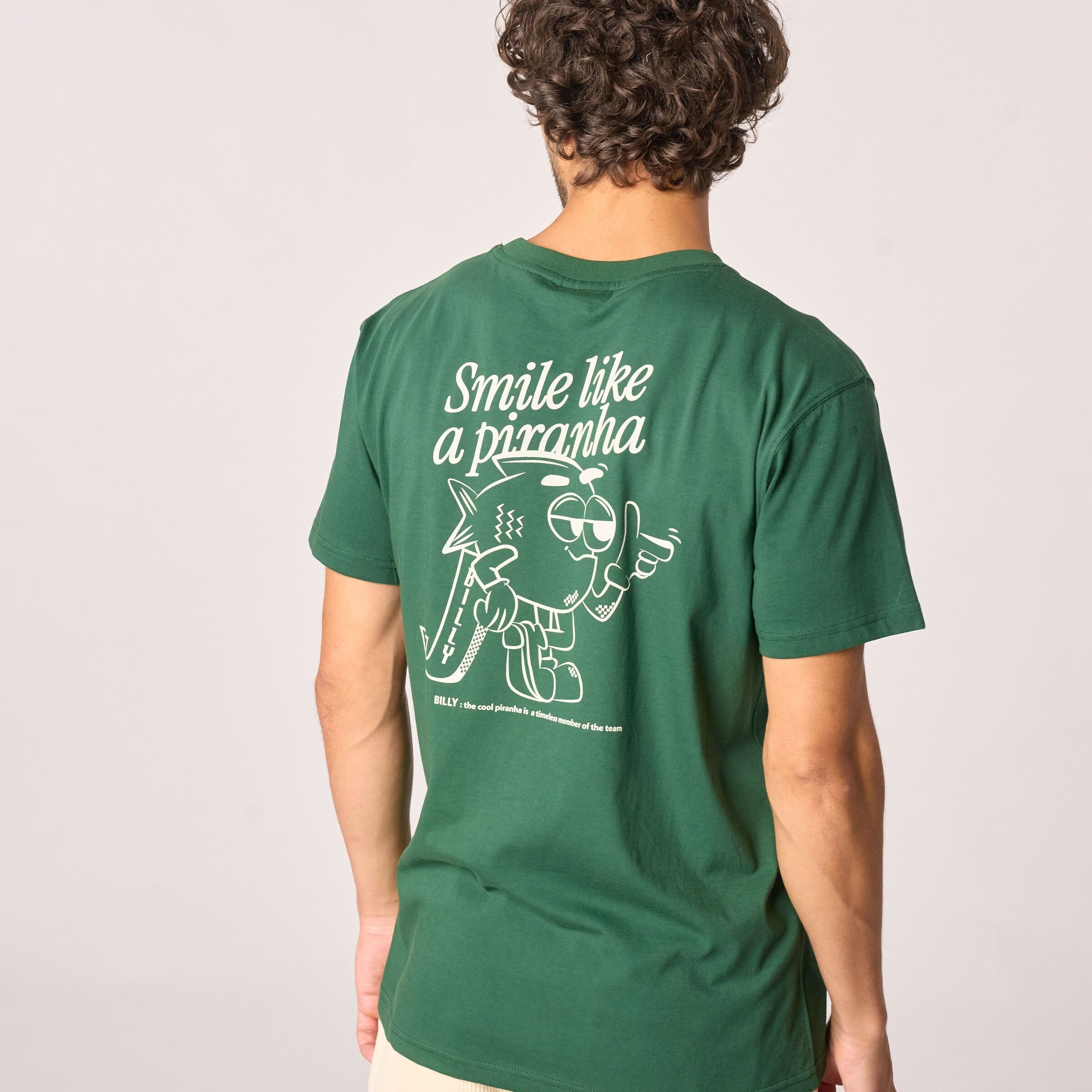 BILLY Herren-T-Shirt aus 100 % Bio-Baumwolle – Grün, bedruckt mit „Smile like a piranha“