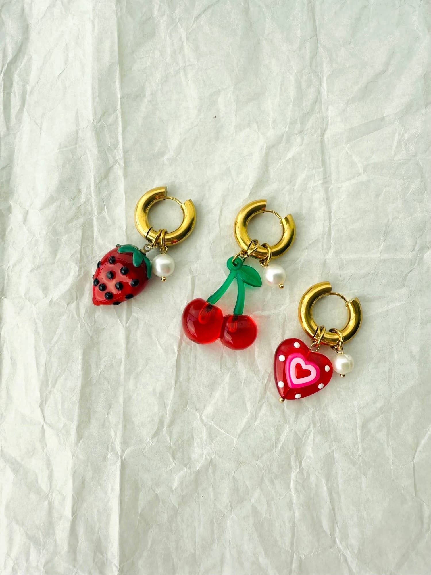 Graziosi orecchini a cerchio singoli in oro rosso