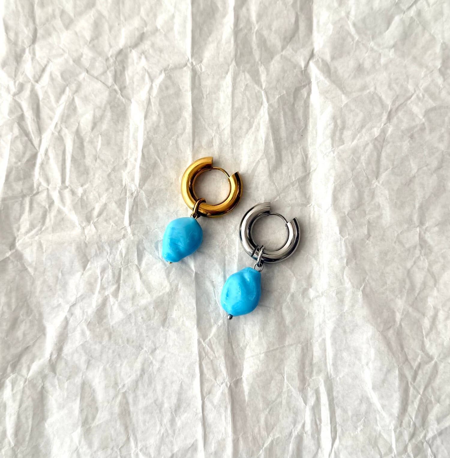 Orecchino singolo a cerchio in acciaio con perlina azzurra