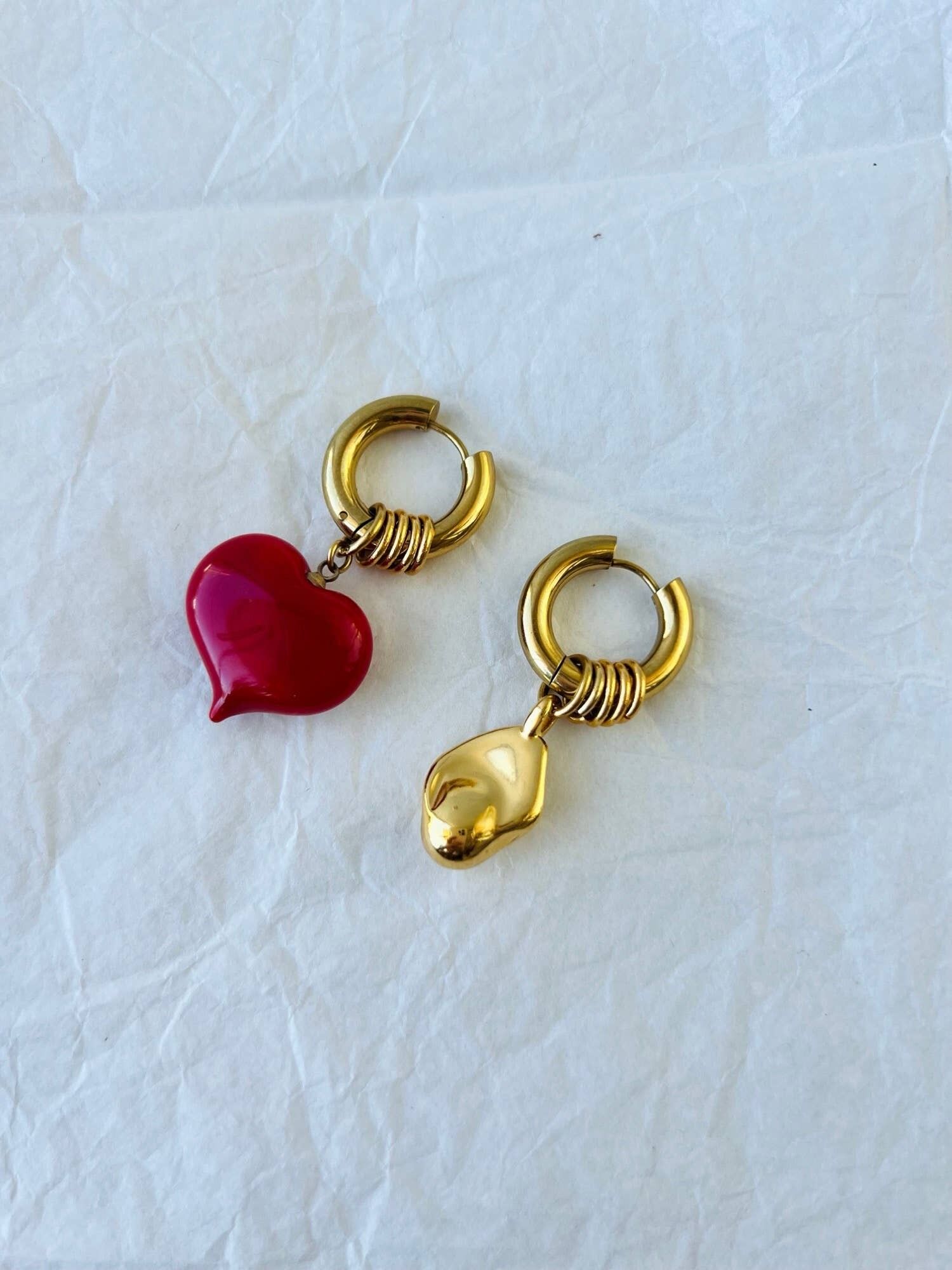 Herz- und tropfenförmige goldene Creolen