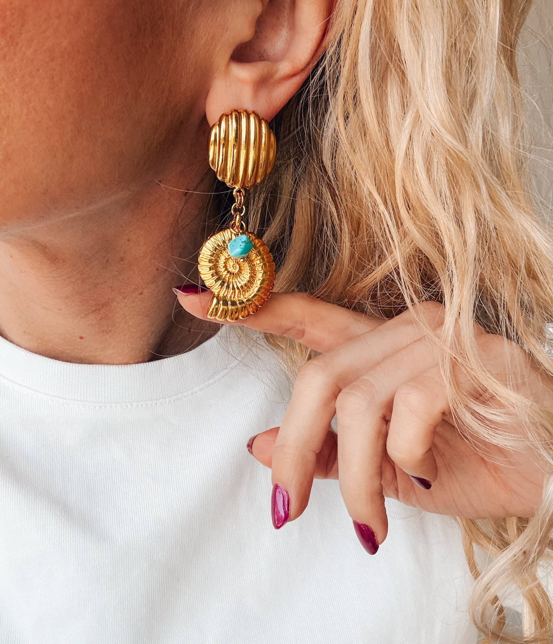 Goldene Nautilus-Ohrhänger mit türkisfarbener Perle