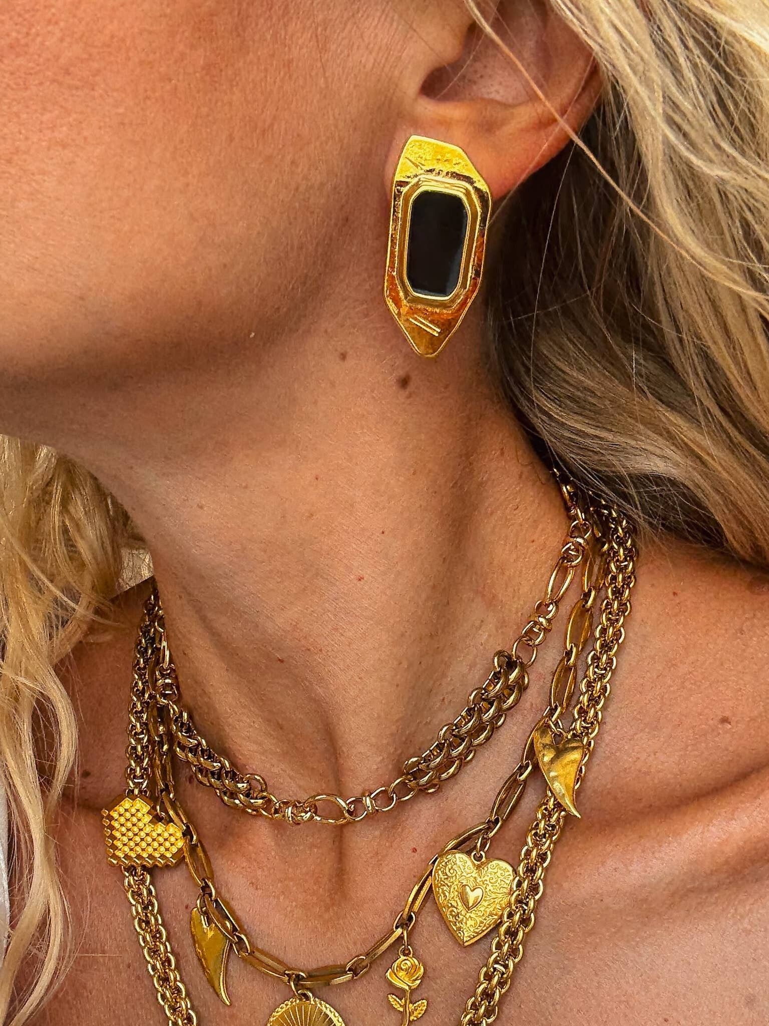 Pendiente vintage de oro estilo geométrico con esmalte negro