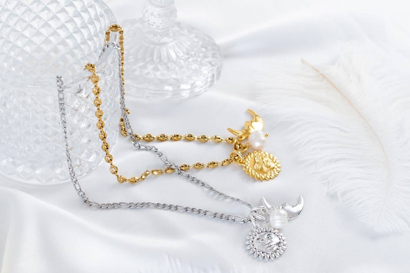 Halskette mit Sonnen- und Mondanhängern