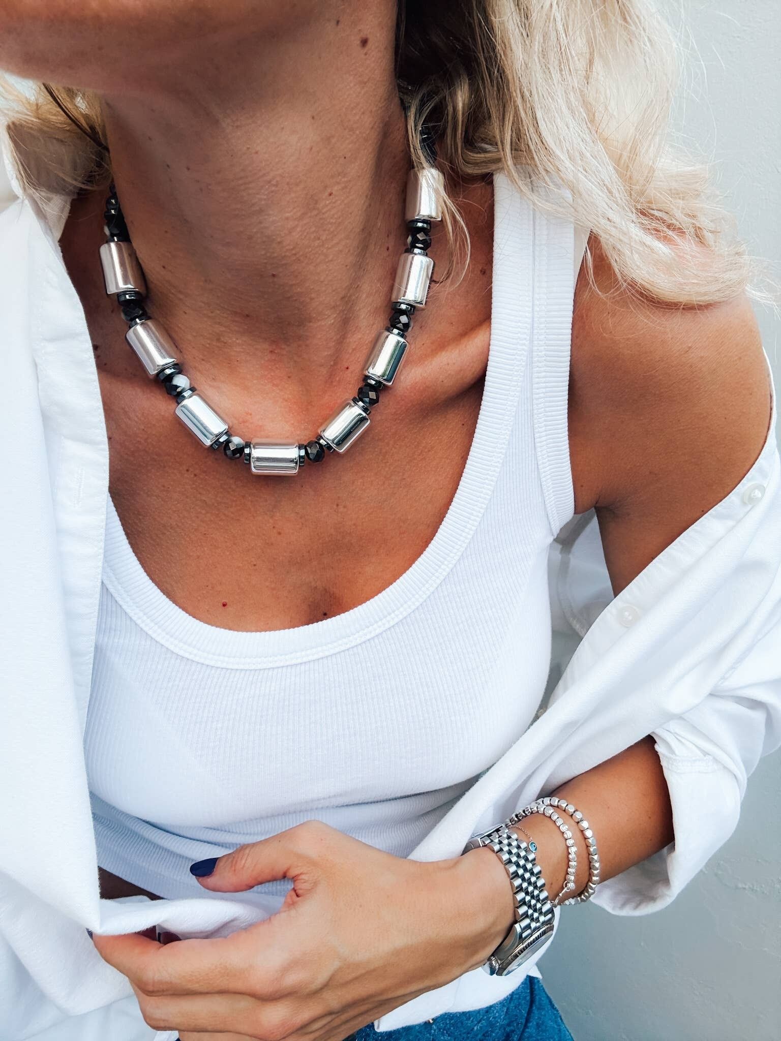 Collana di perline spesse con perline tubolari argentate e grigie