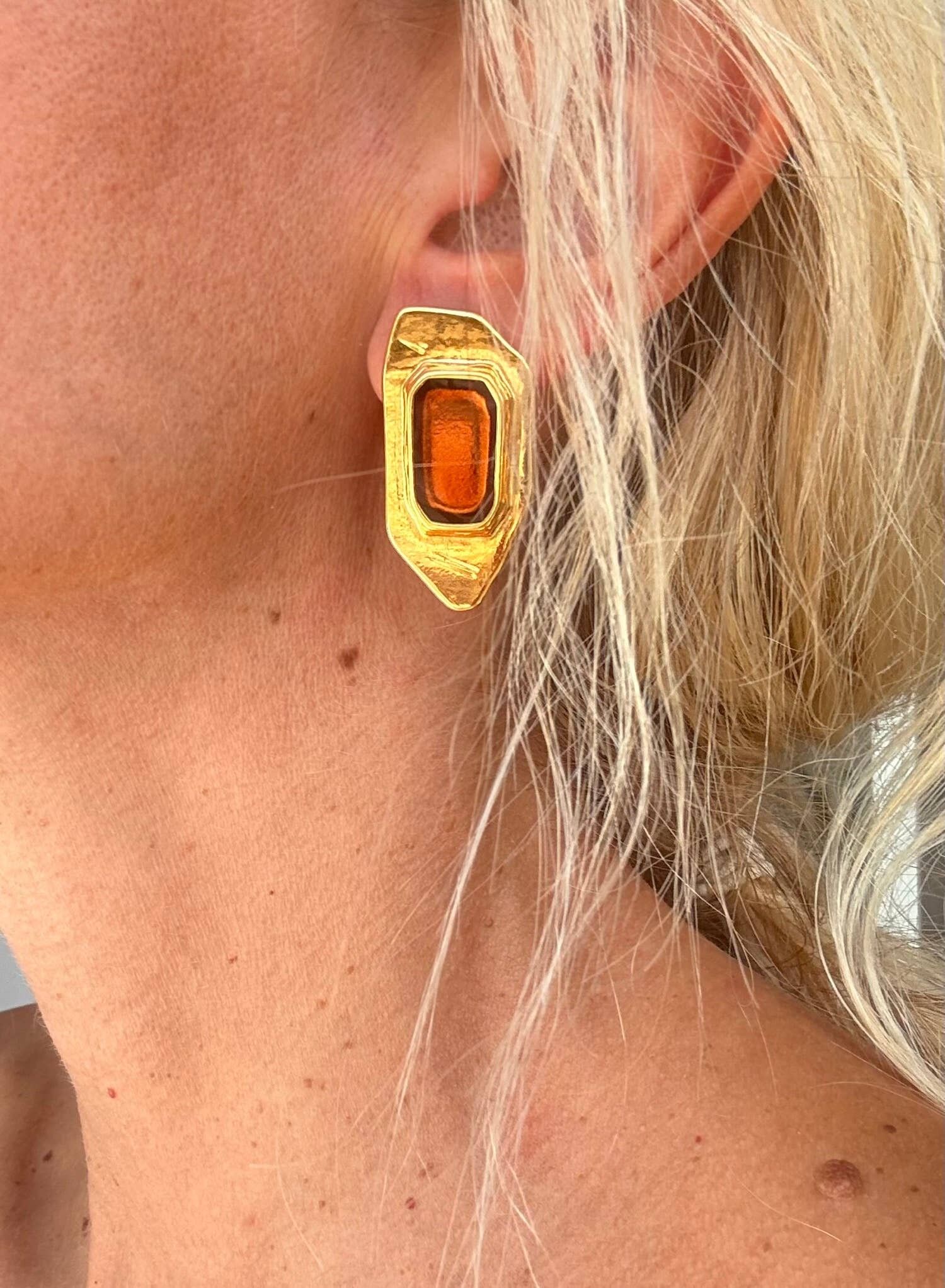 Pendiente vintage de oro estilo geométrico con esmalte bronce.