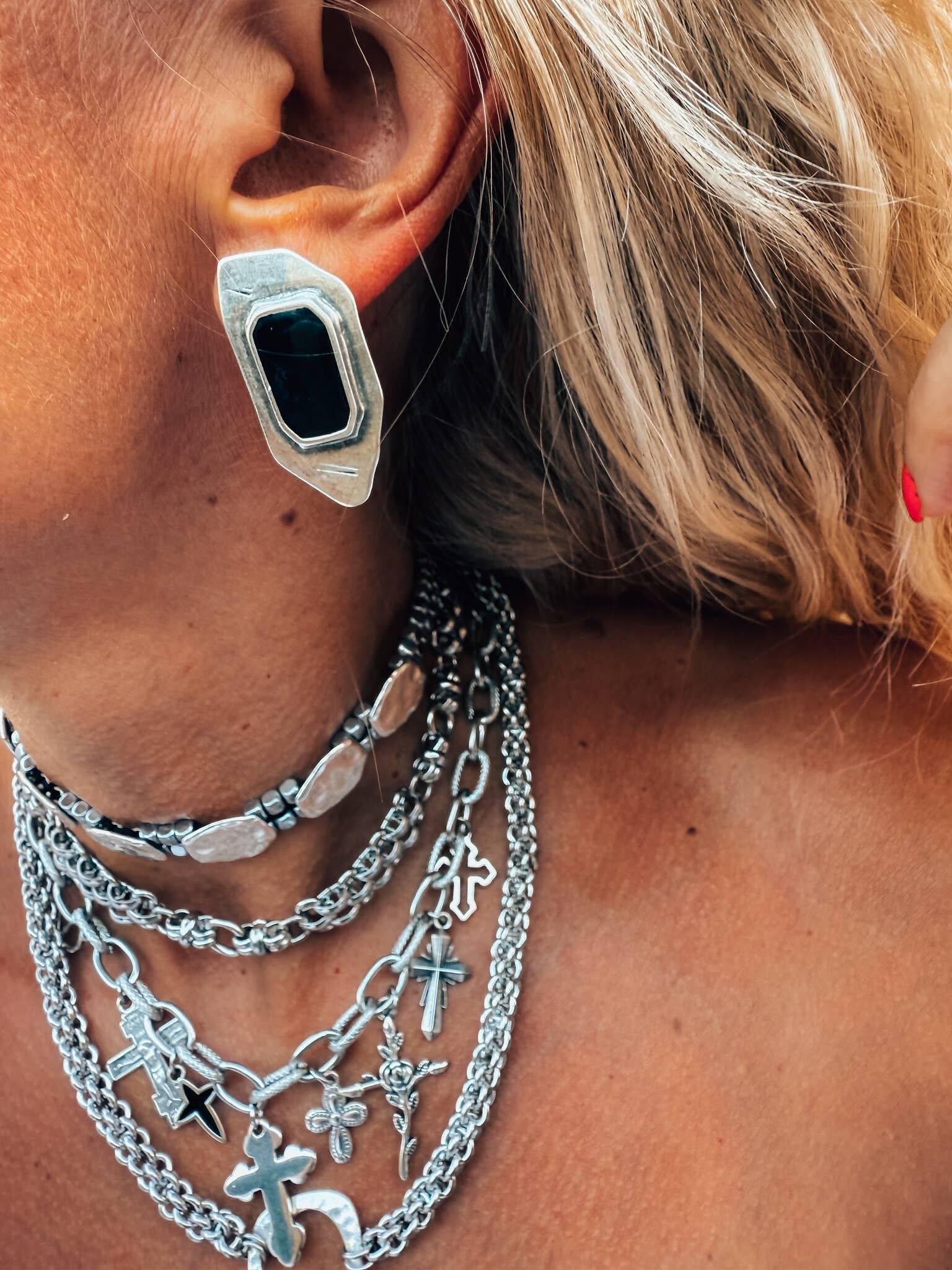 Pendiente geométrico de plata estilo vintage con esmalte negro