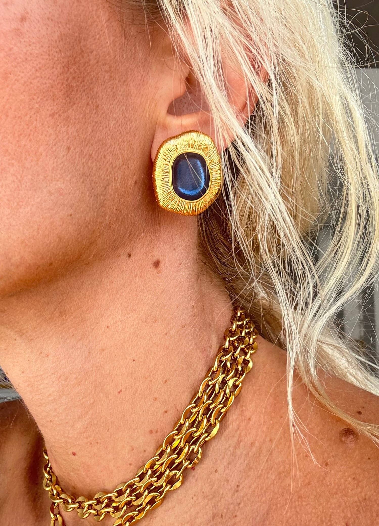 Pendiente vintage de oro estilo geométrico con esmalte azul