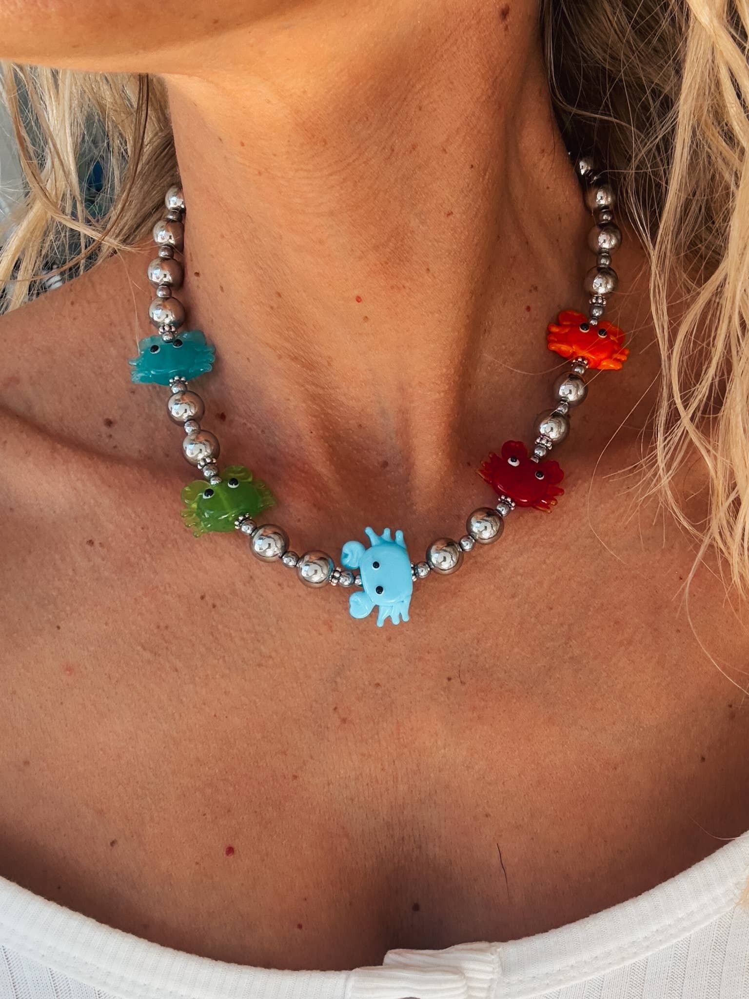 Silberne Perlenkette mit bunten, in Glasperlenform gefertigten Krabben