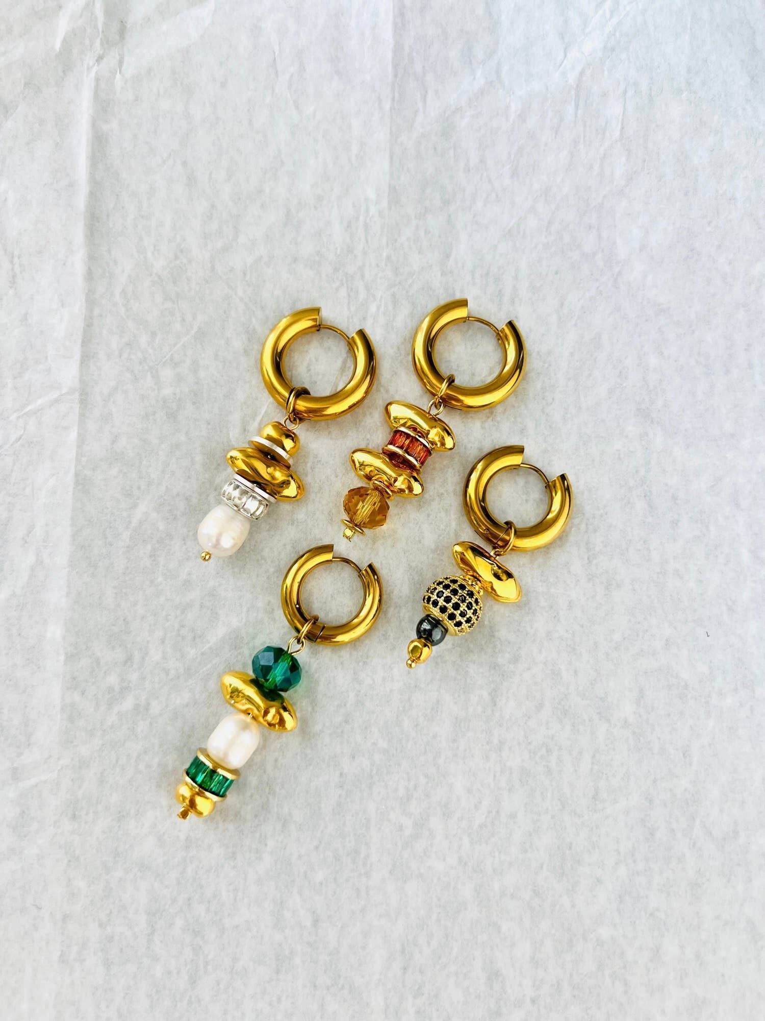 Einzelne goldene Creolen mit Perlen