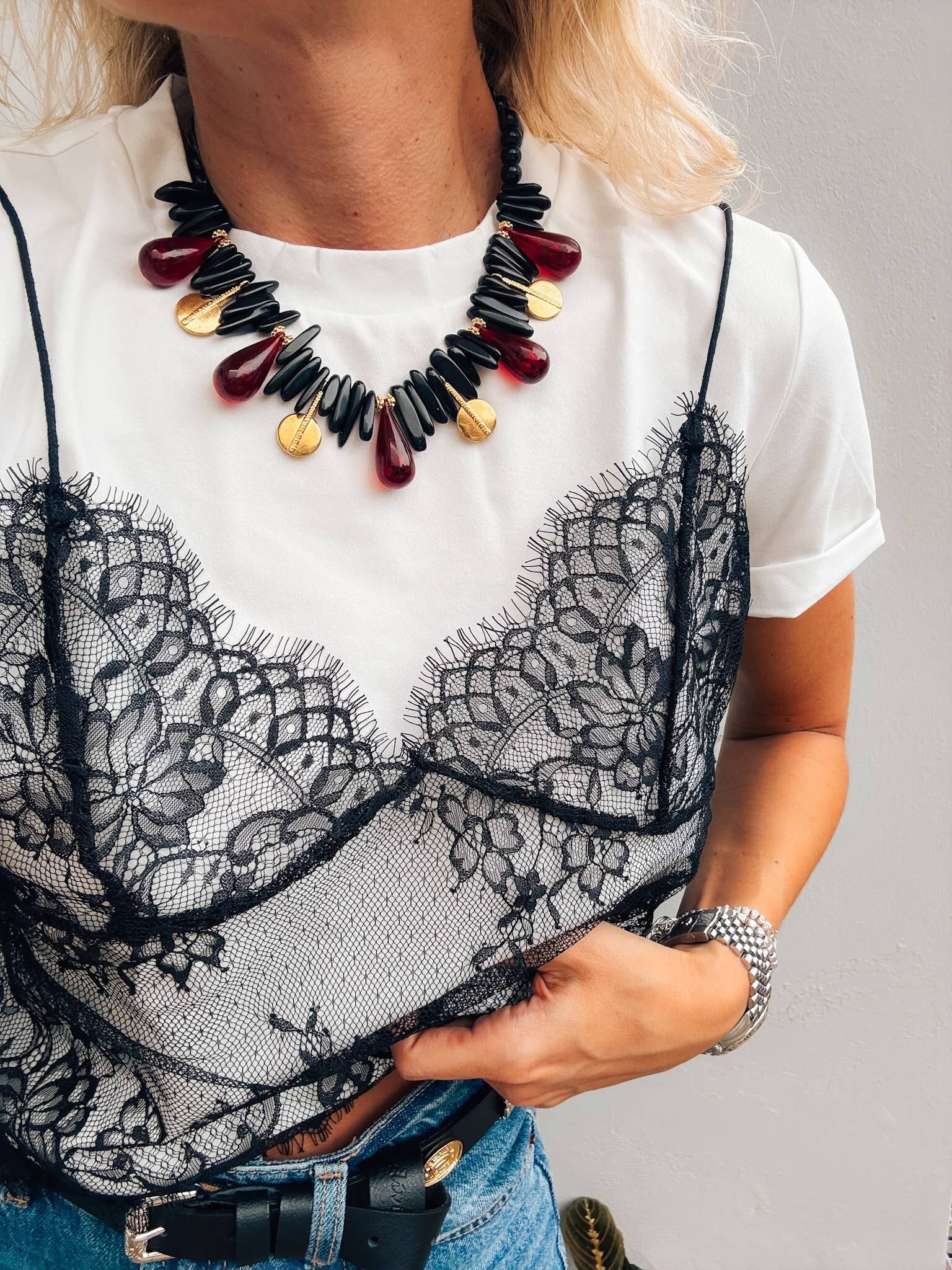 Collana nera e bordeaux con ciondoli a moneta d'oro