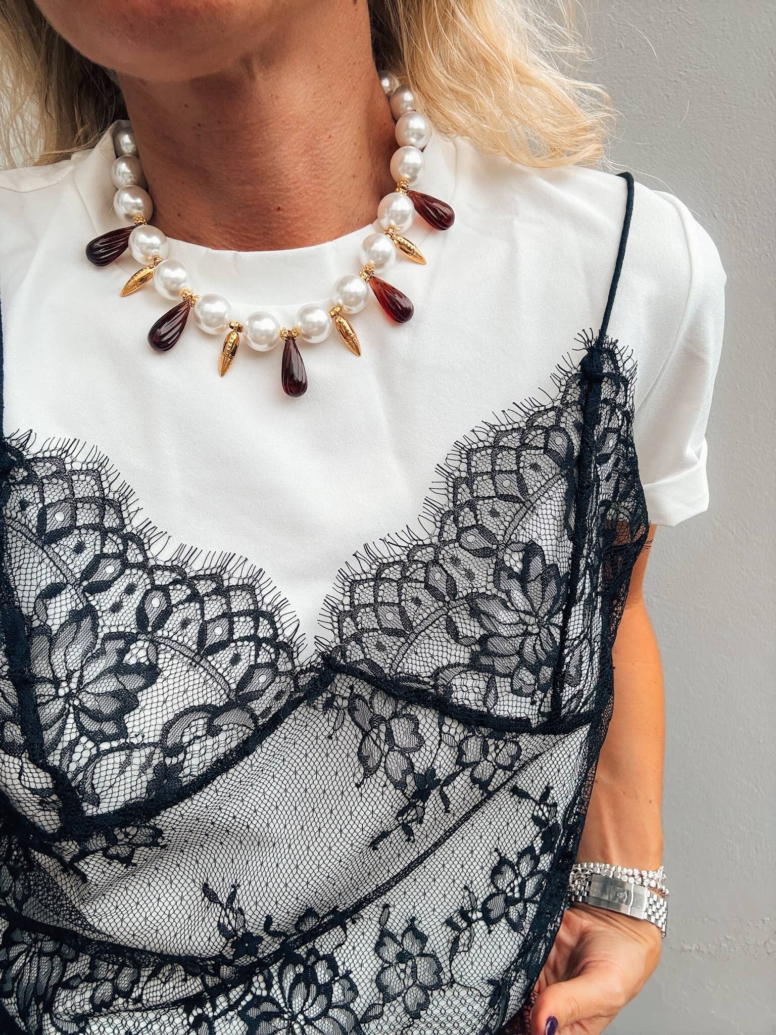 Collana di perle con gocce marroni e dettagli dorati