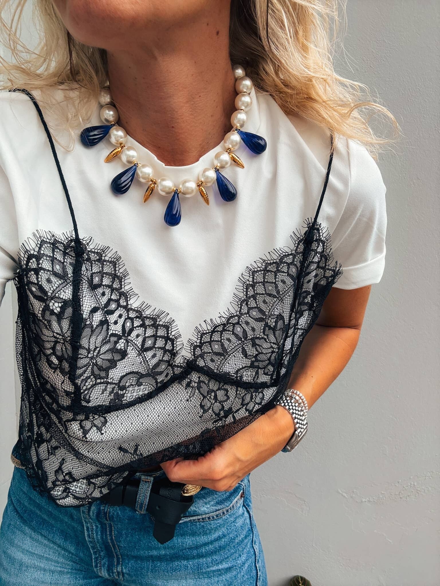 Collana di perle con gocce blu e dettagli dorati