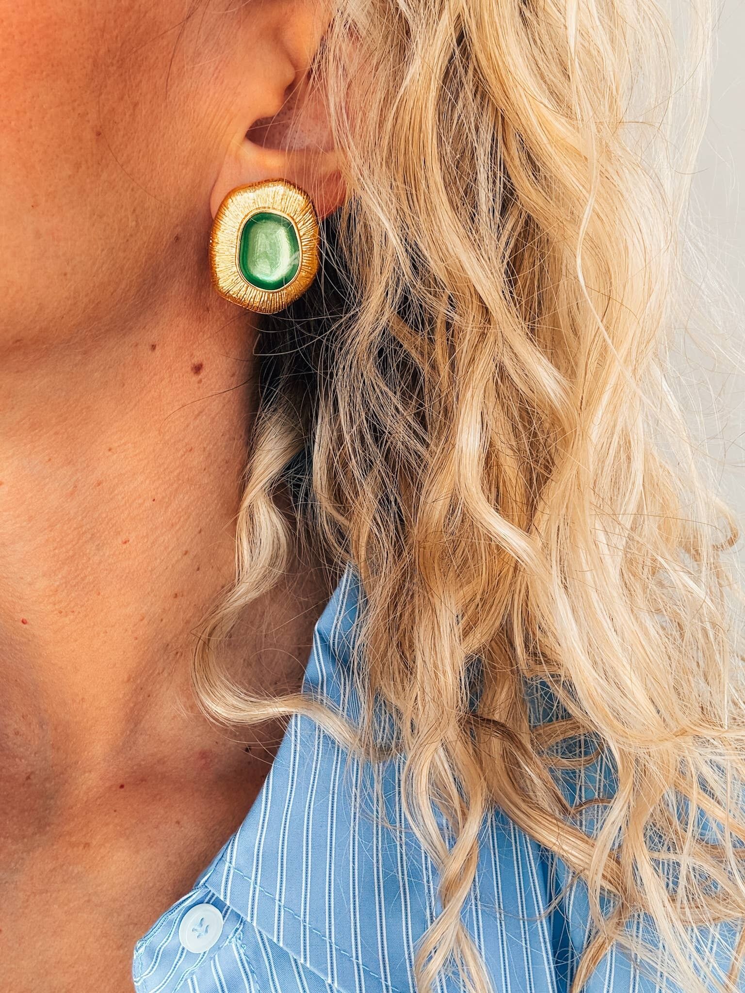 Pendiente vintage de oro estilo geométrico con esmalte verde