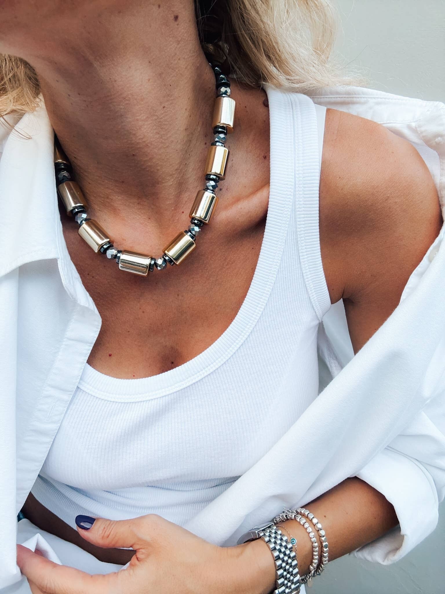 Collana di perline spesse con perline tubolari dorate e grigie