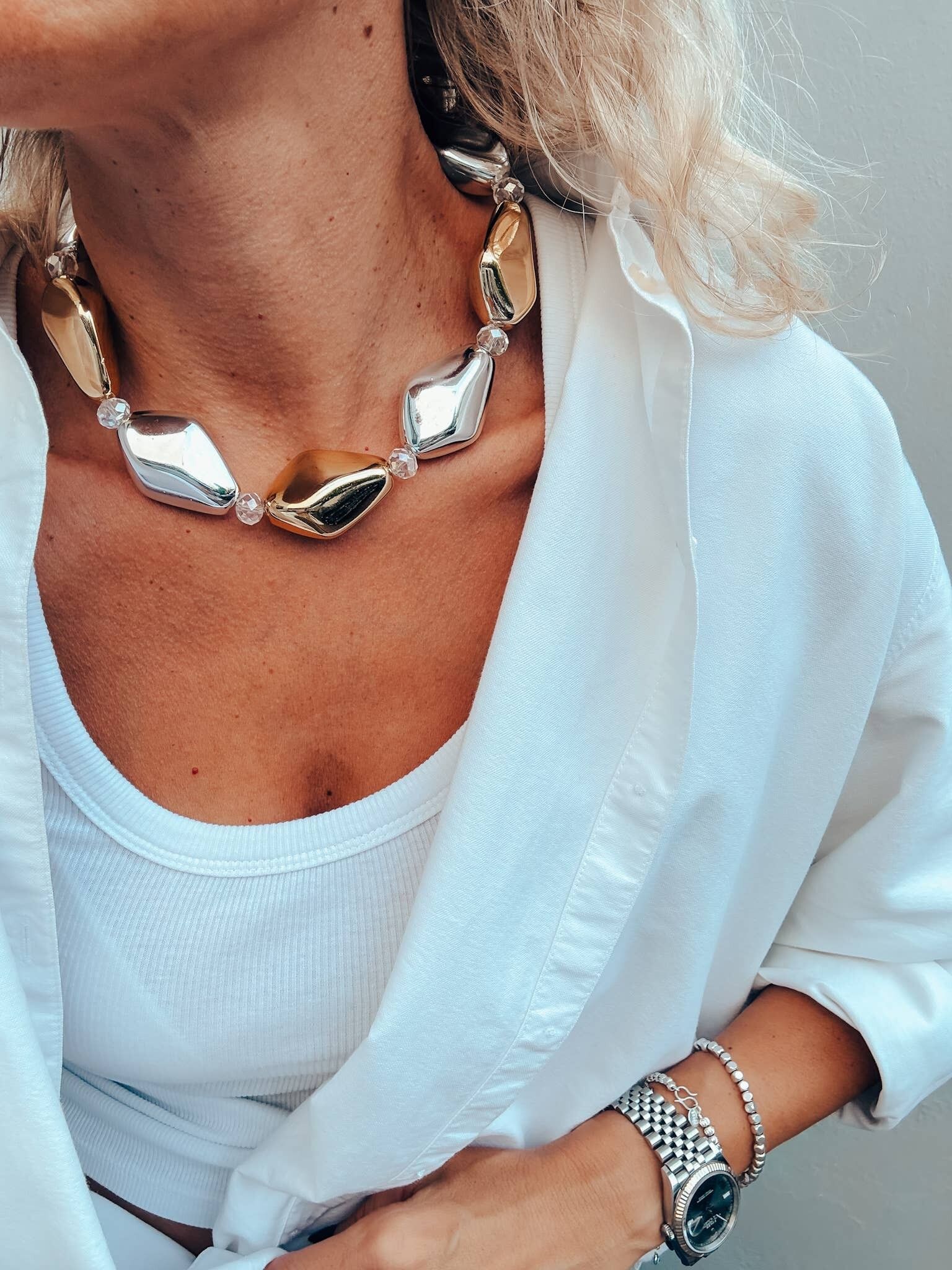 Grobe Perlenkette mit geometrischen Perlen in Gold und Silber.