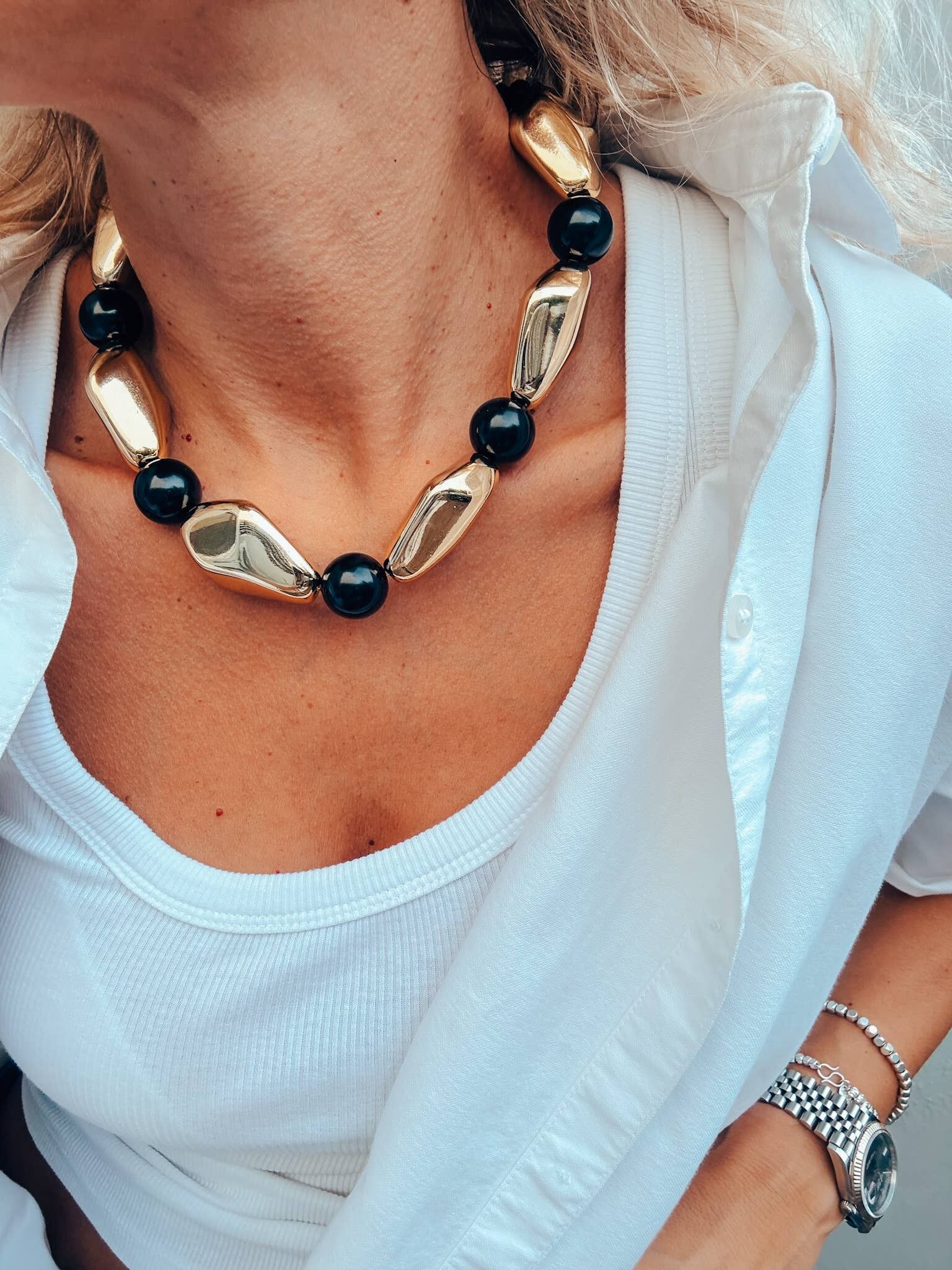 Grobe Perlenkette mit goldenen und schwarzen geometrischen Perlen