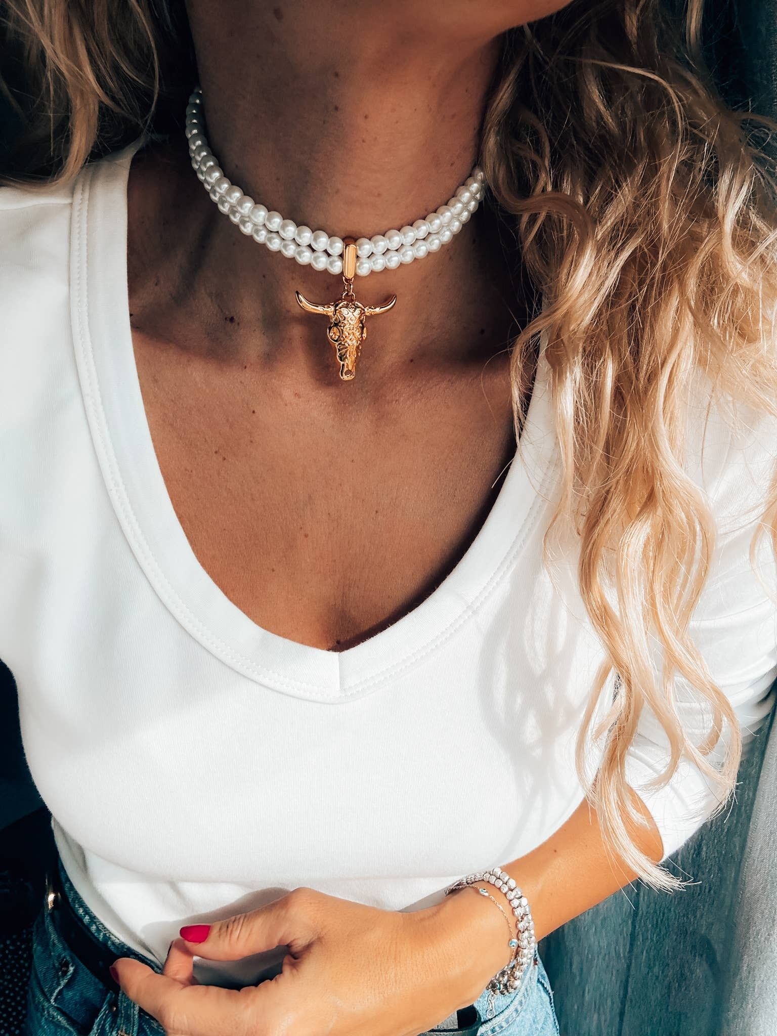 Ciondolo con teschio di toro in oro, girocollo con doppia perla in stile western